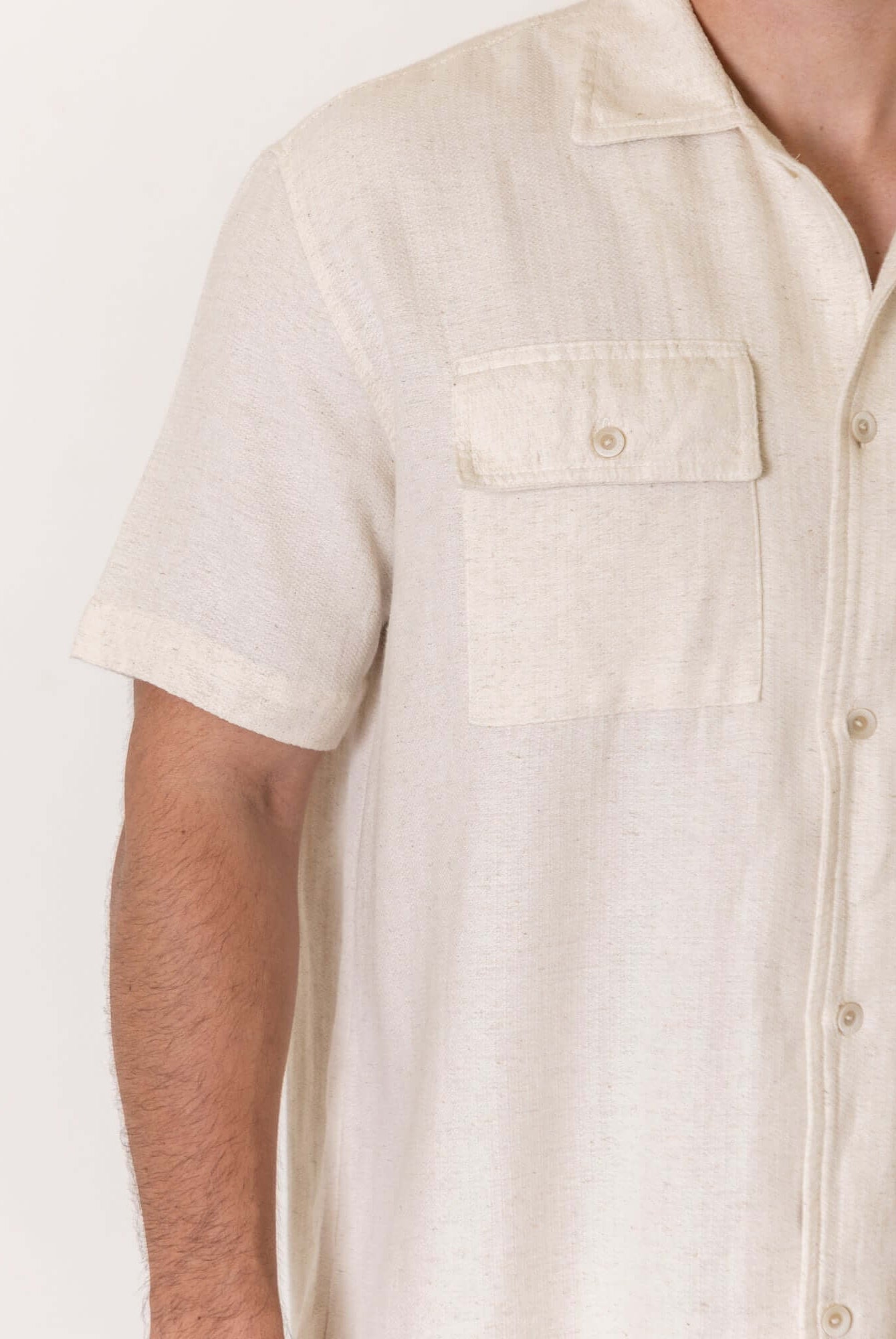 Camisa Botao Brisa - Natural da marca Greenish em close, com design em linho leve e cor clara, destacando seu estilo casual e fresco.