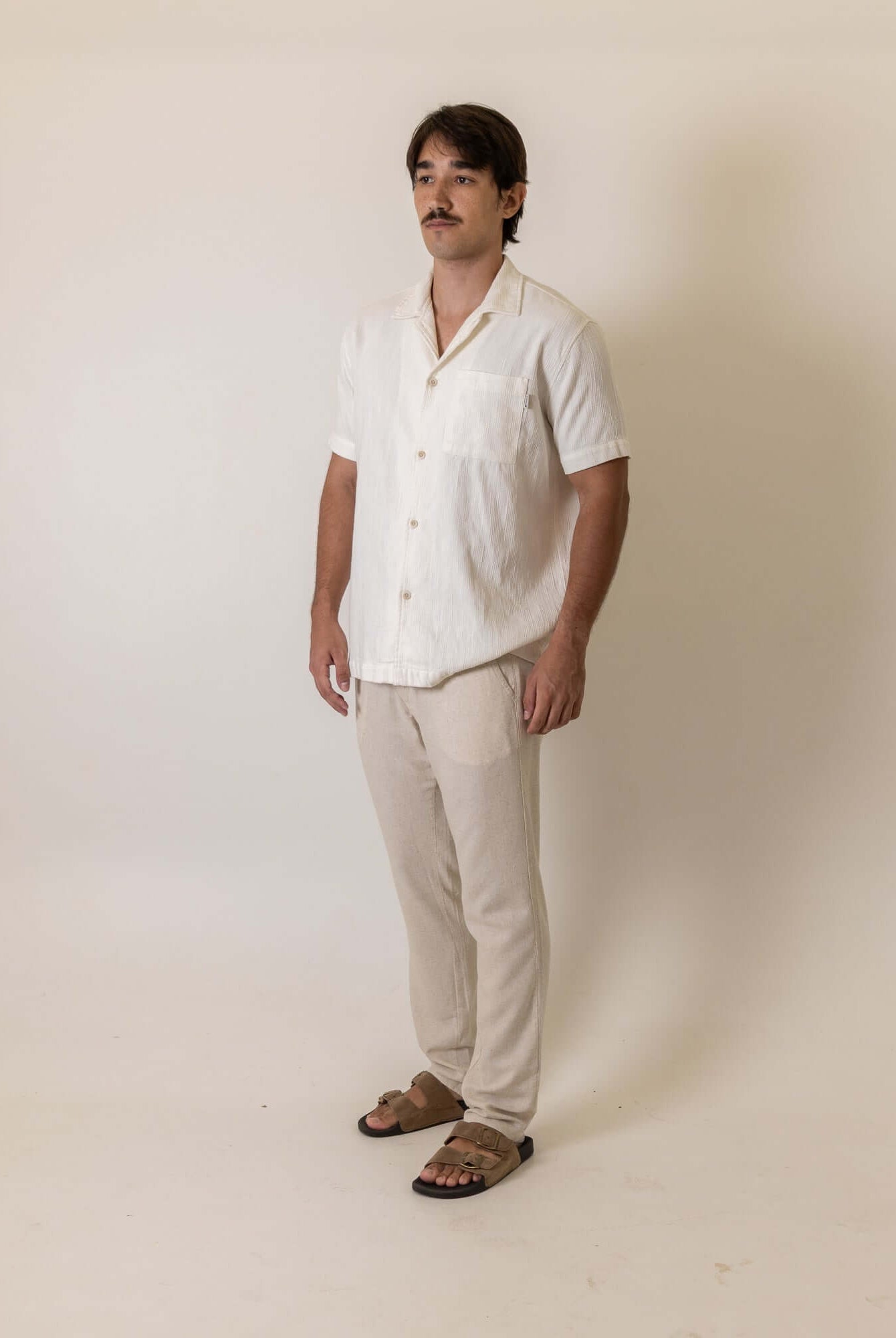 Camisa Botao High Tide - Off White da marca Greenish, camisa de botão casual estilo praia, ideal para um visual elegante e descontraído.