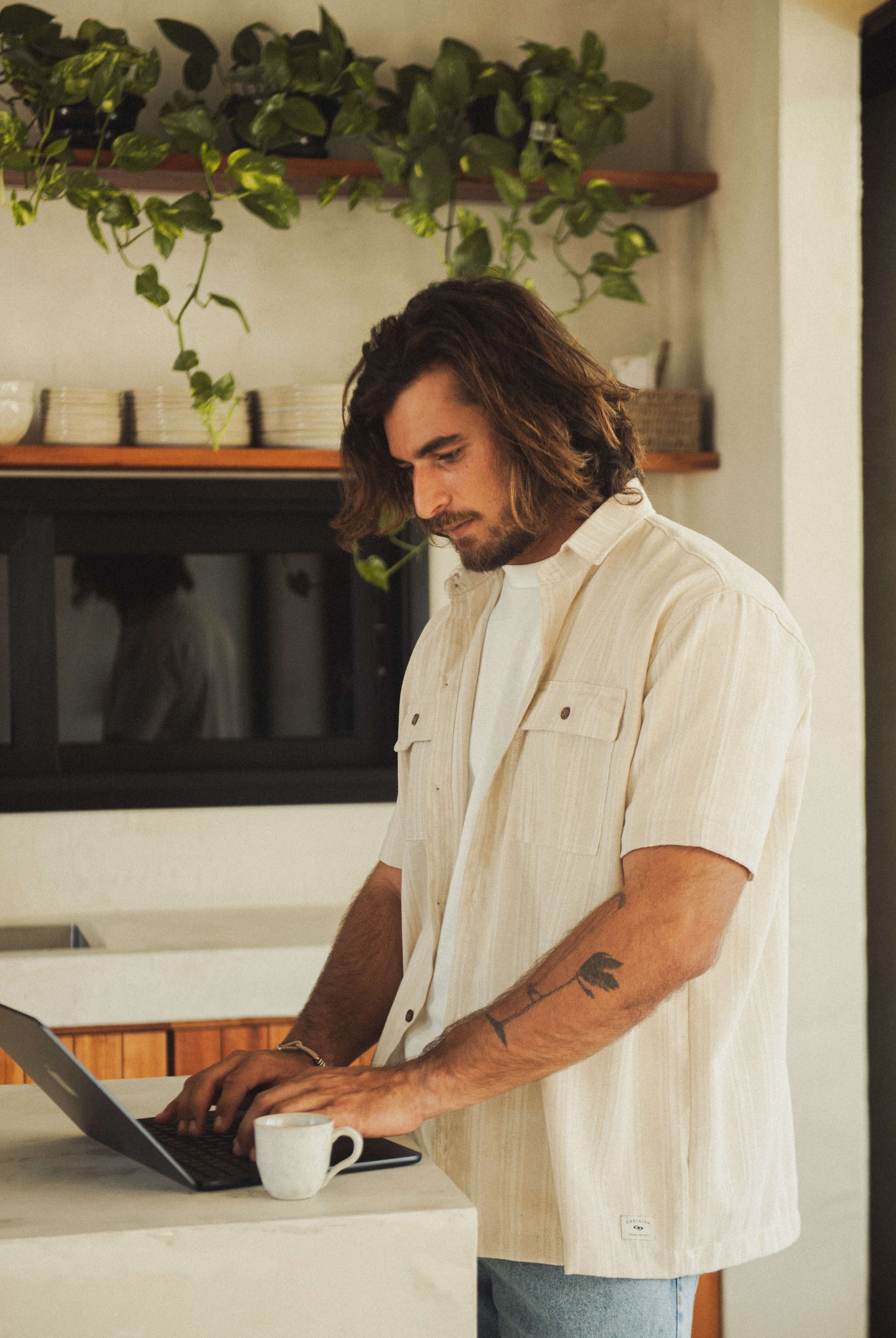 Homem usando a Camisa Botão Linho Listrado Oversized - Natural da Greenish em ambiente casual.