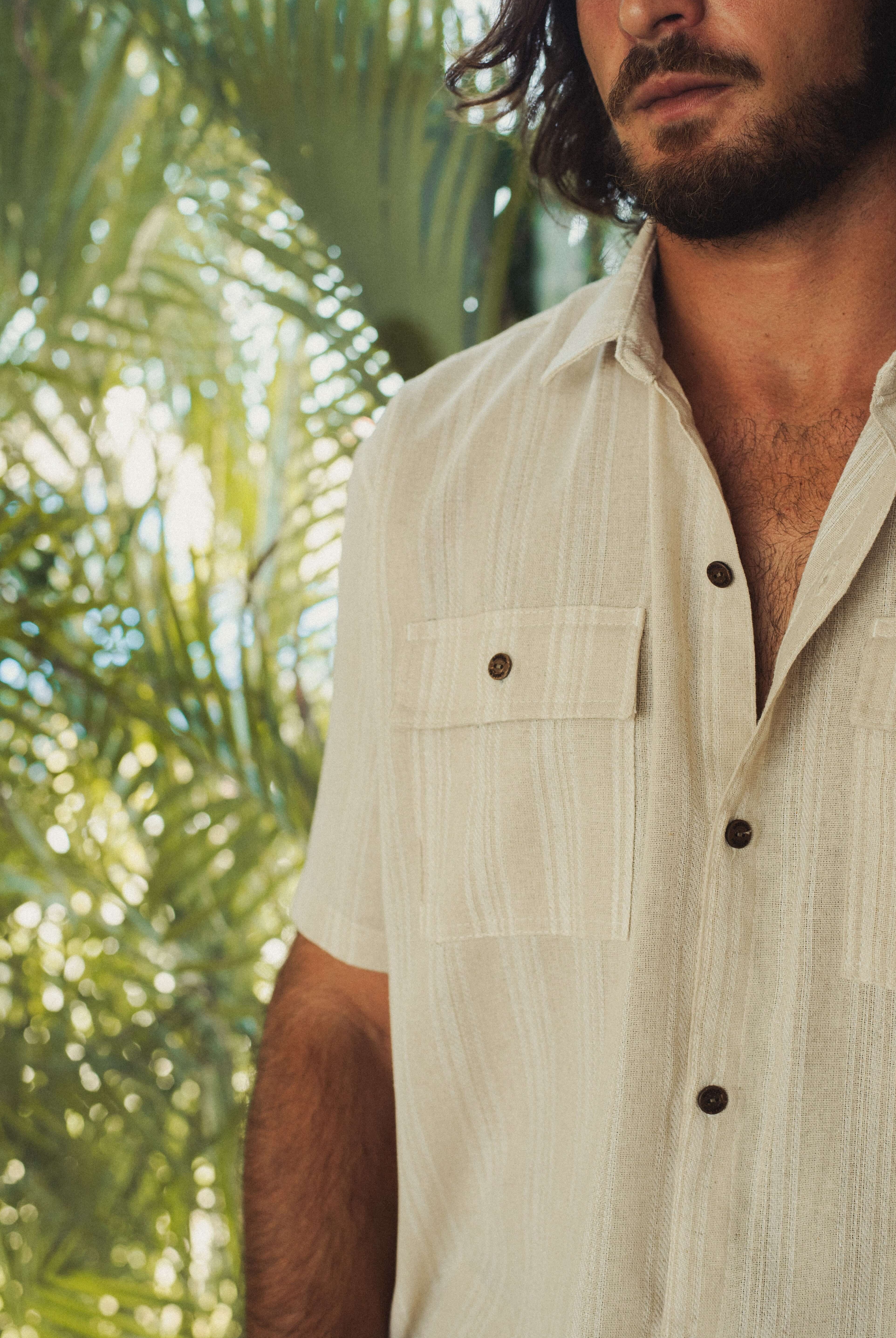 Camisa Botão Linho Listrado Oversized - Natural da Greenish, exibindo estilo utilitário e sofisticação em tecido de linho.