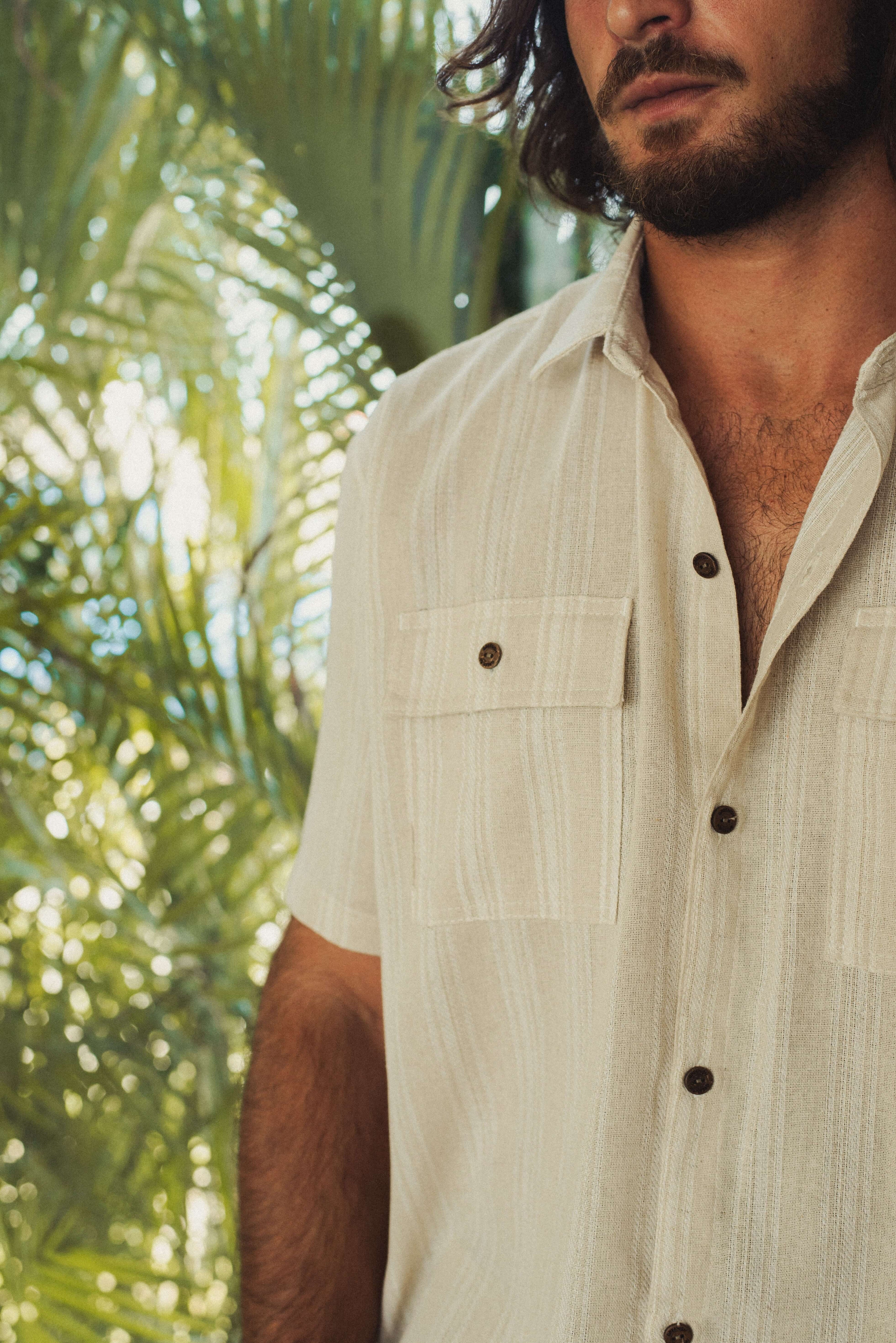 Camisa Botão Linho Listrado Oversized - Natural da Greenish, exibindo estilo utilitário e sofisticação em tecido de linho.