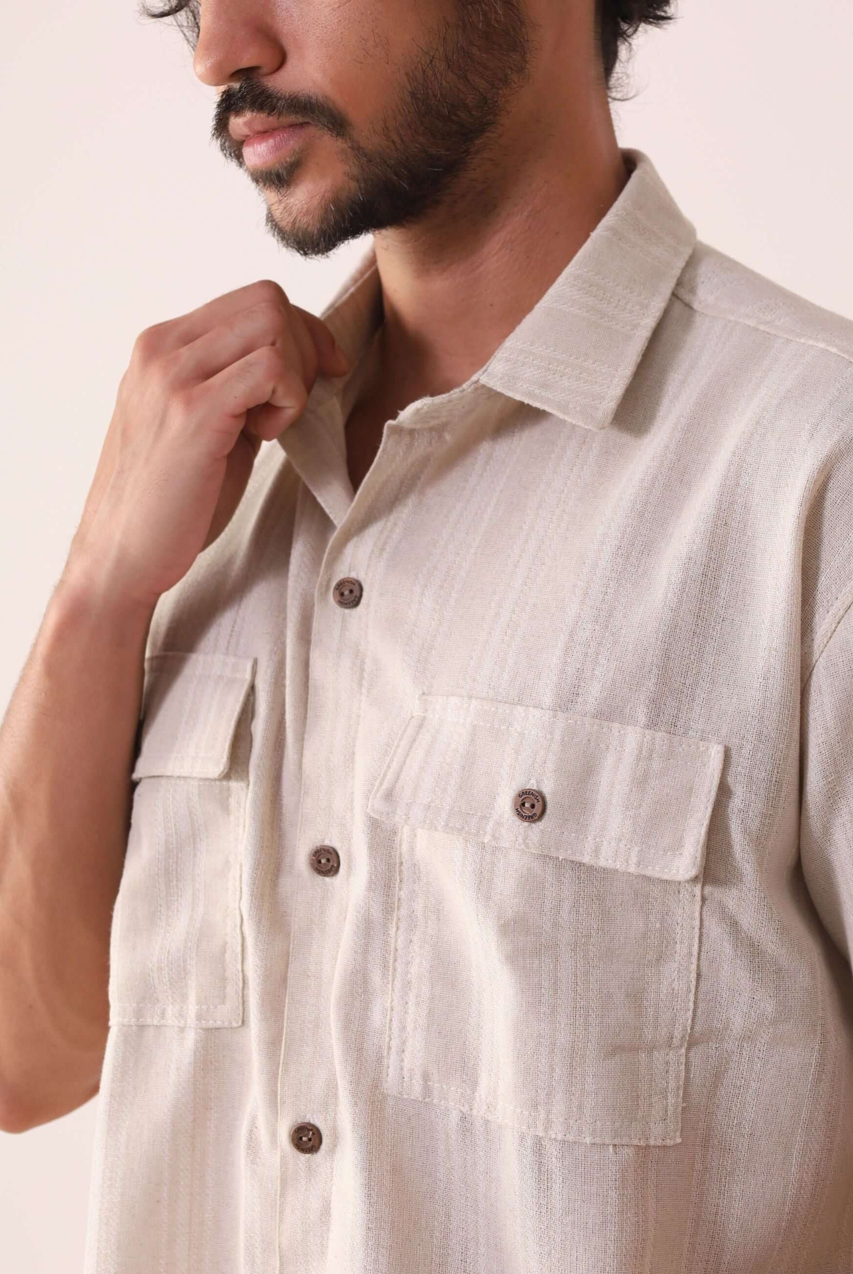 Camisa Botão Linho Listrado Oversized - Natural Greenish com bolsos e botões de coco, ideal para um visual sofisticado e utilitário.