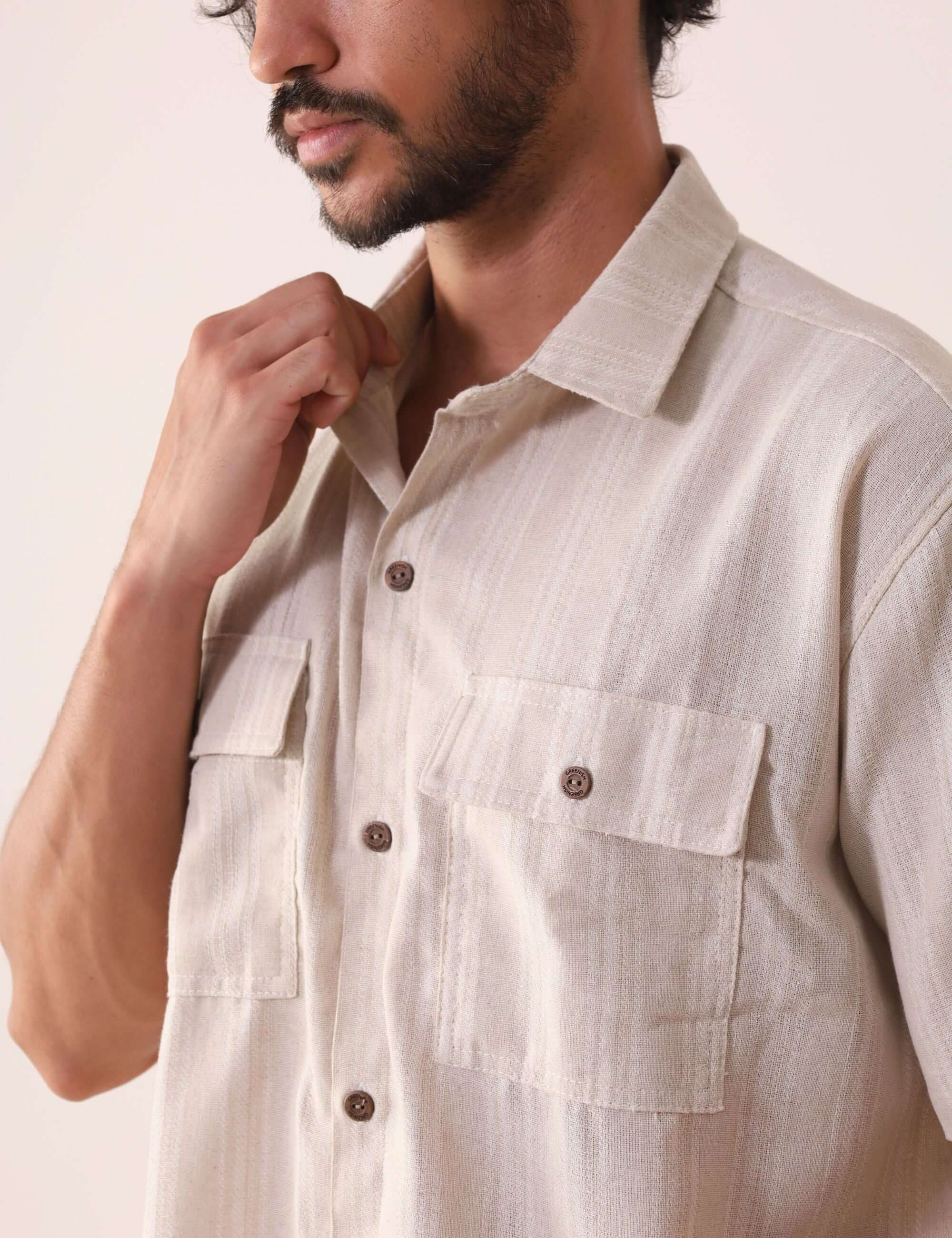 Camisa Botão Linho Listrado Oversized - Natural Greenish com bolsos e botões de coco, ideal para um visual sofisticado e utilitário.