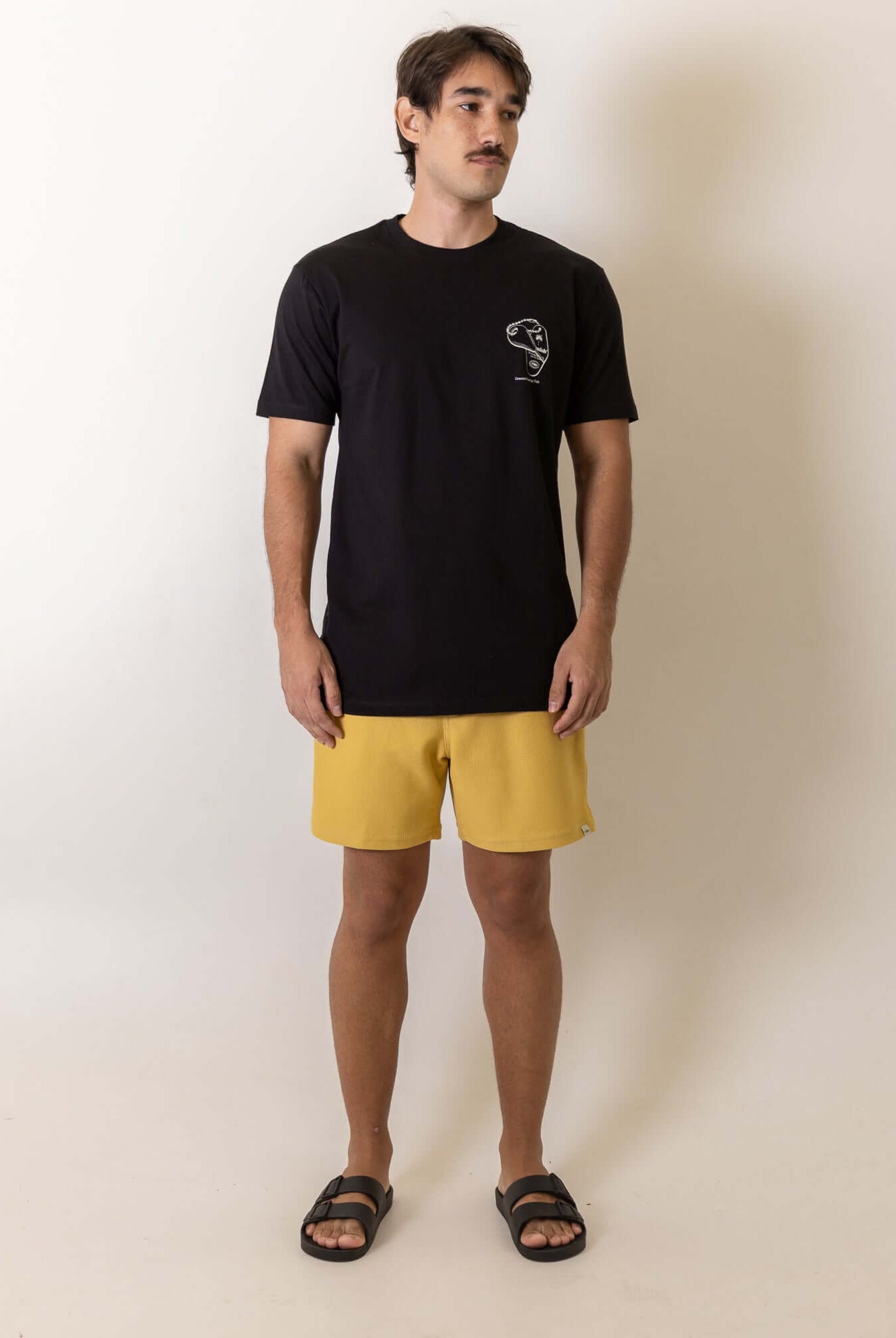 Modelo vestindo Camiseta Fin Key - Preto da Greenish, inspirada no lifestyle do surf, em algodão. Design vintage com bordado no peito.