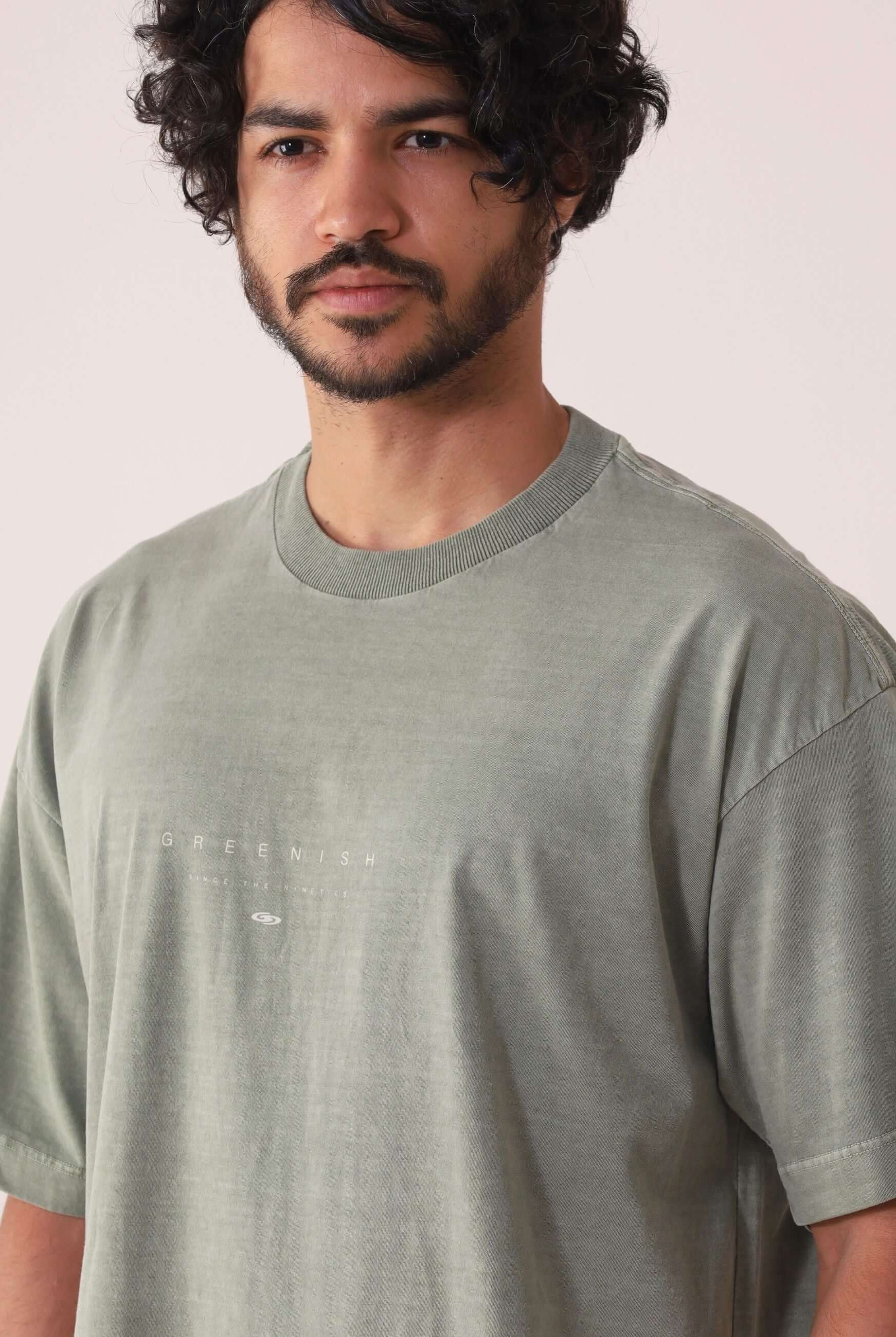 Camiseta Stone Oversized GRNSH - Chumbo da Greenish, em tecido 100% algodão, oferecendo conforto absoluto e estilo moderno.