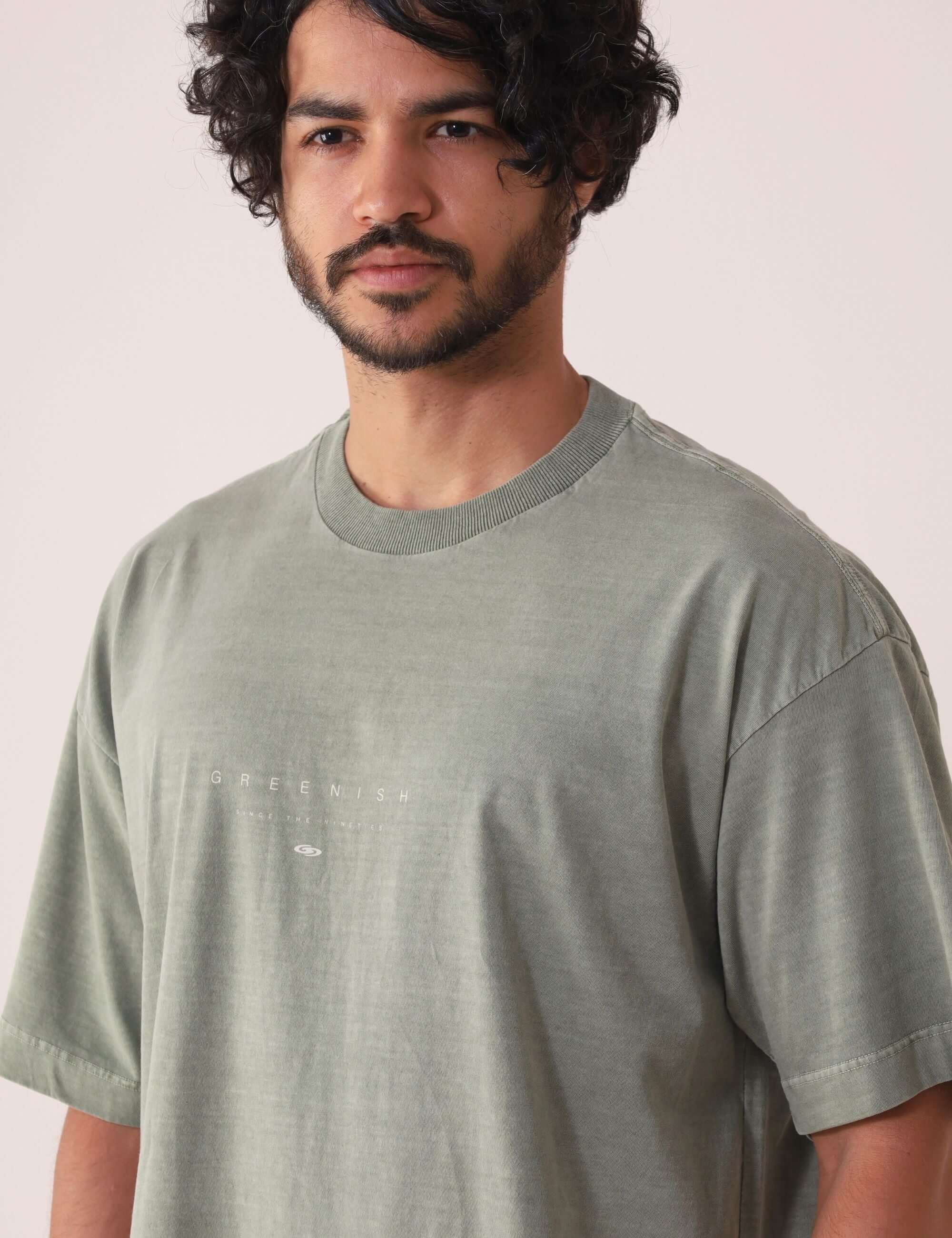 Camiseta Stone Oversized GRNSH - Chumbo da Greenish, em tecido 100% algodão, oferecendo conforto absoluto e estilo moderno.