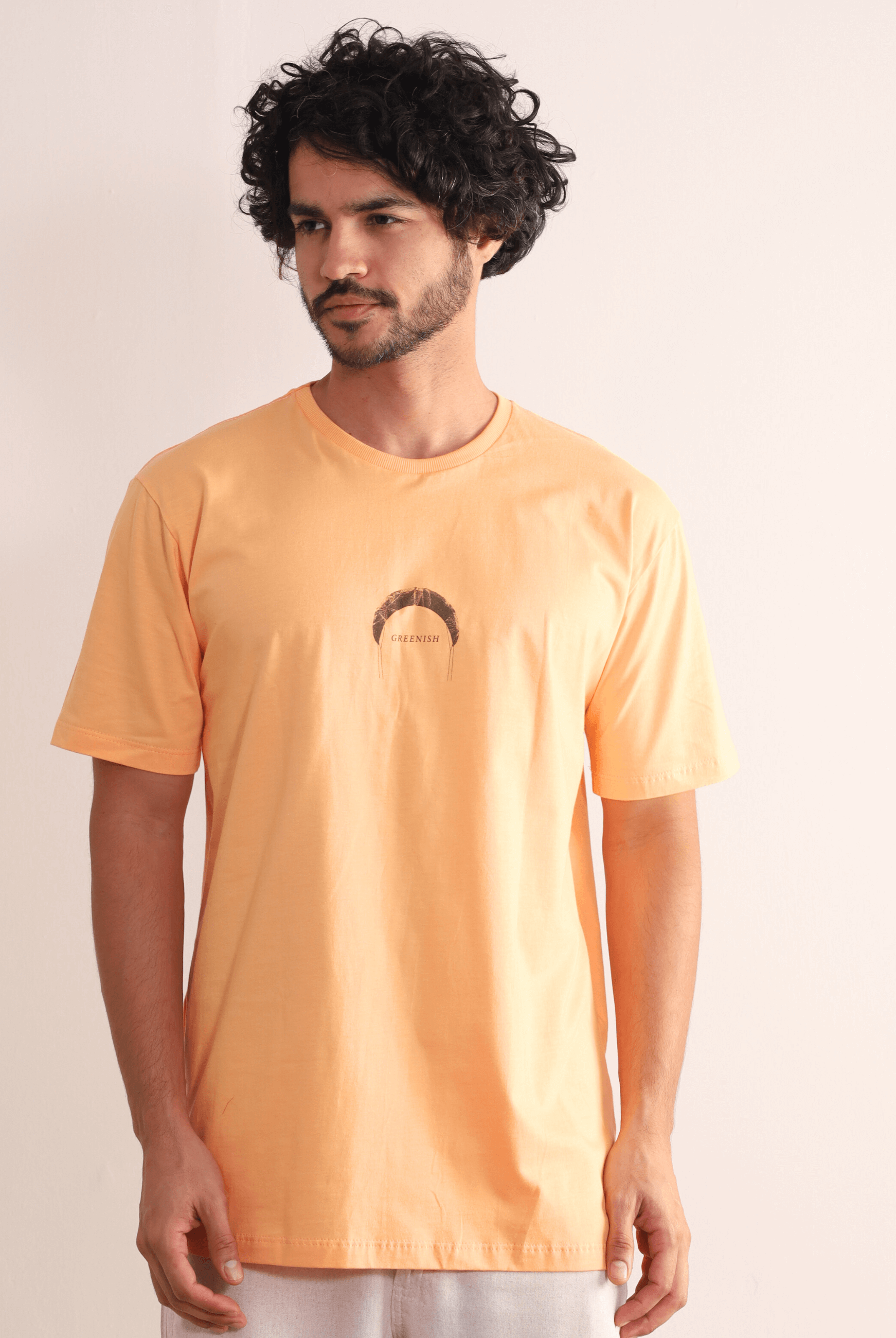 Homem vestindo Camiseta Find Out New Places Laranja da Greenish, com estampa minimalista, ideal para aventuras ao ar livre e viagens.
