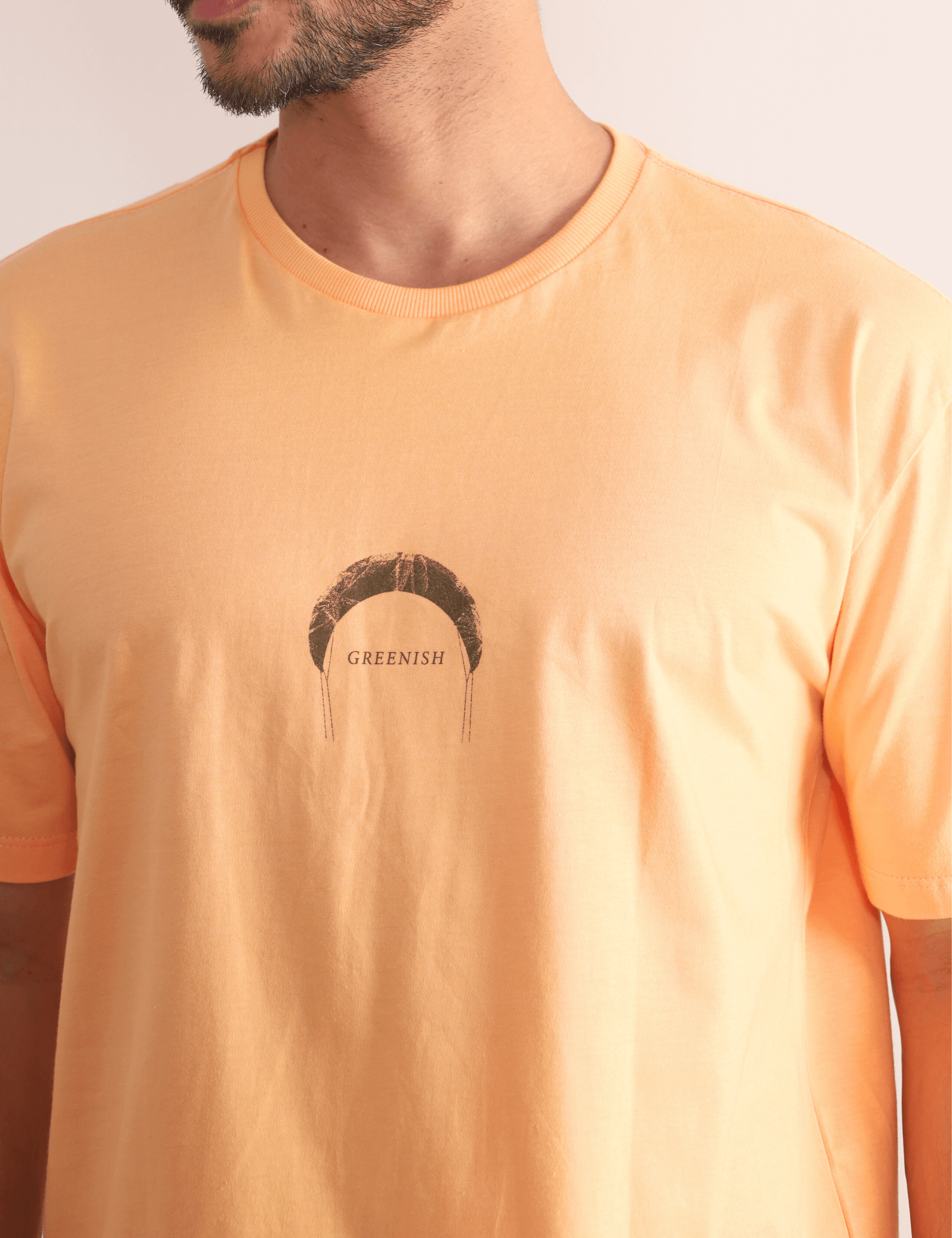 Camiseta Greenish Find Out New Places laranja com estampa kite minimalista na frente e arte inspiradora nas costas para aventuras.