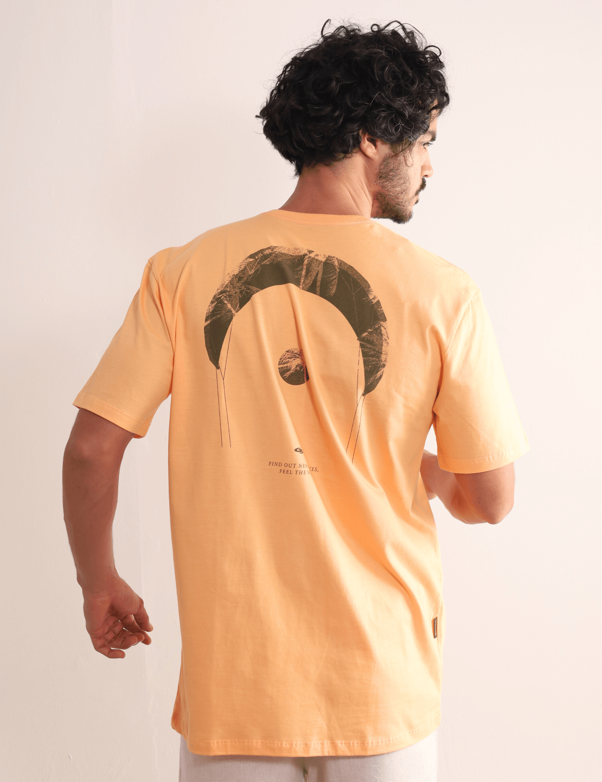 Camiseta laranja Greenish Find Out New Places, estampa kite nas costas, ideal para aventuras ao ar livre e dias de praia.