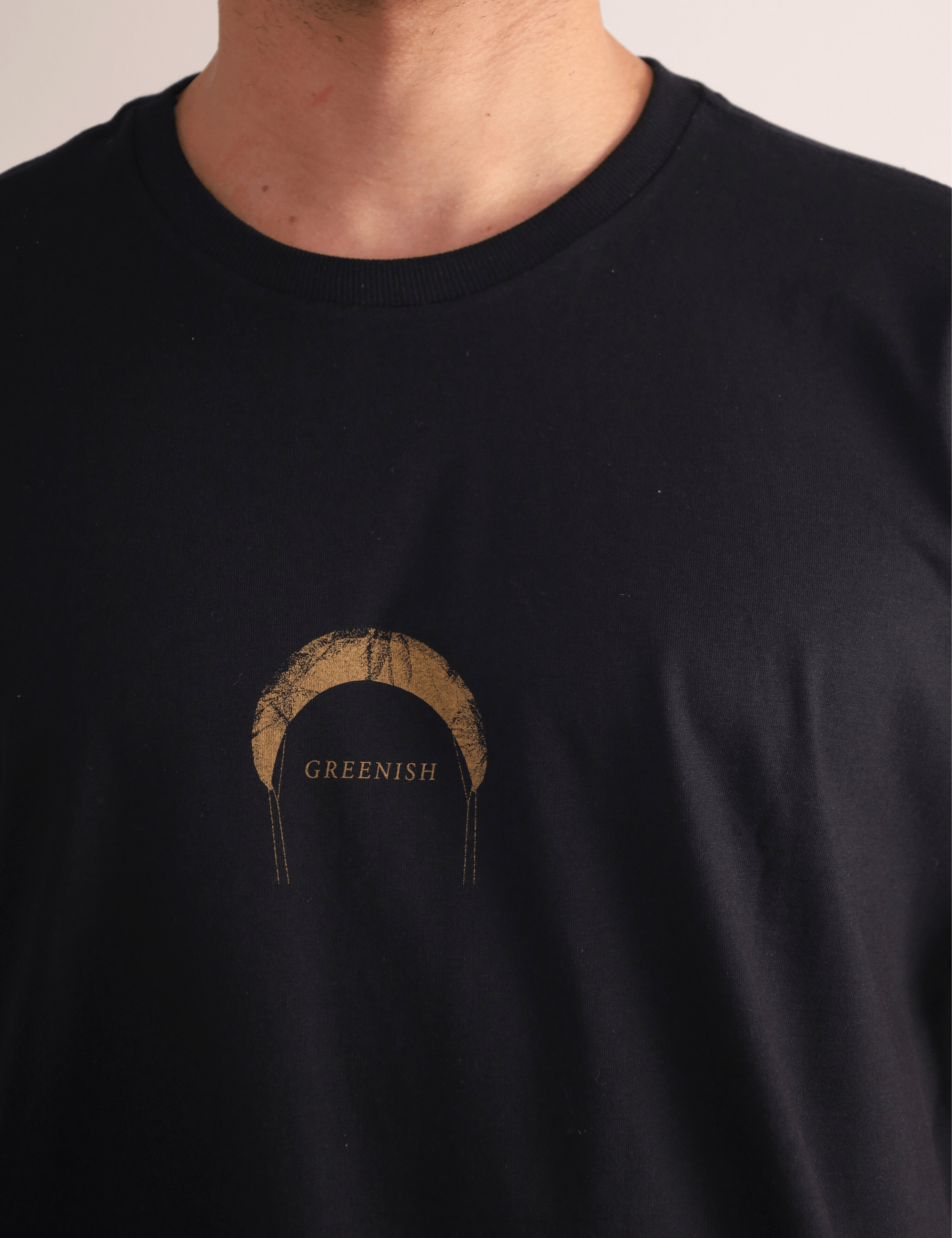 Camiseta preta Greenish 'Find Out New Places' com estampa minimalista na frente, ideal para explorar e aventuras ao ar livre.