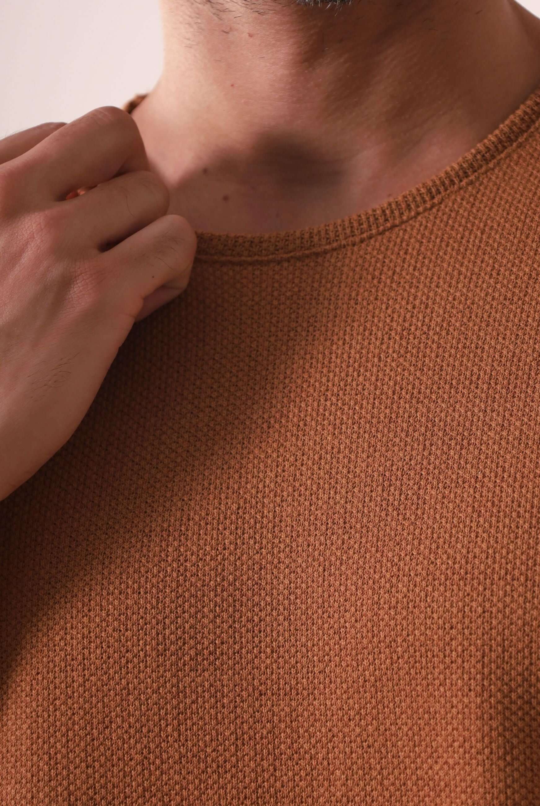 Homem vestindo CAMISETA MARÉ - CAQUI da marca Greenish, tecido sofisticado e confortável com gola reforçada em viés.