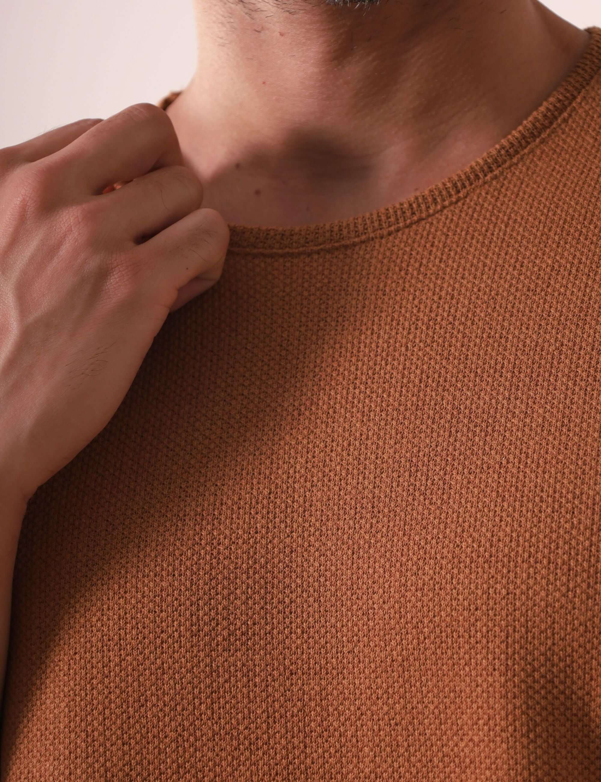 Homem vestindo CAMISETA MARÉ - CAQUI da marca Greenish, tecido sofisticado e confortável com gola reforçada em viés.