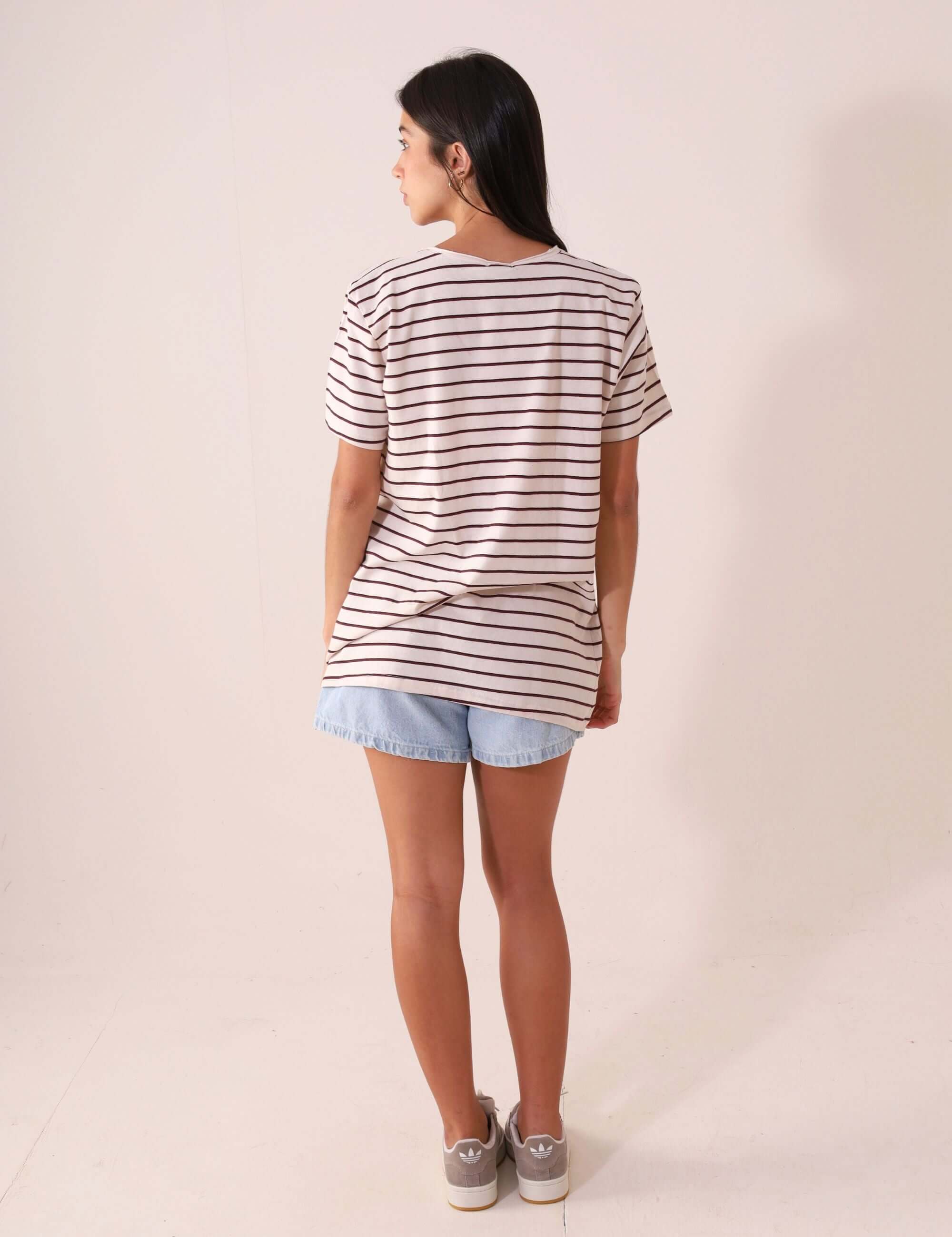 Mulher usando a CAMISETA NAUTIC - OFF WHITE da Greenish, maxi camiseta listrada de cânhamo e algodão, estilo casual e confortável.