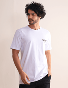 Homem vestindo Camiseta Original Surf Trunks Series I - Branco da Greenish, com estampa inspirada no lifestyle litorâneo, toque macio.