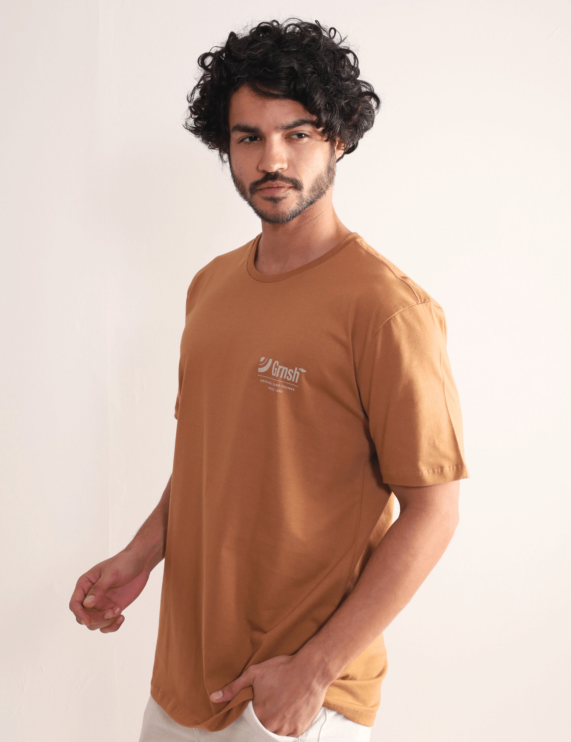 Homem vestindo Camiseta Original Surf Trunks Series I - Marron da marca Greenish, com estampa inspirada no lifestyle litorâneo.