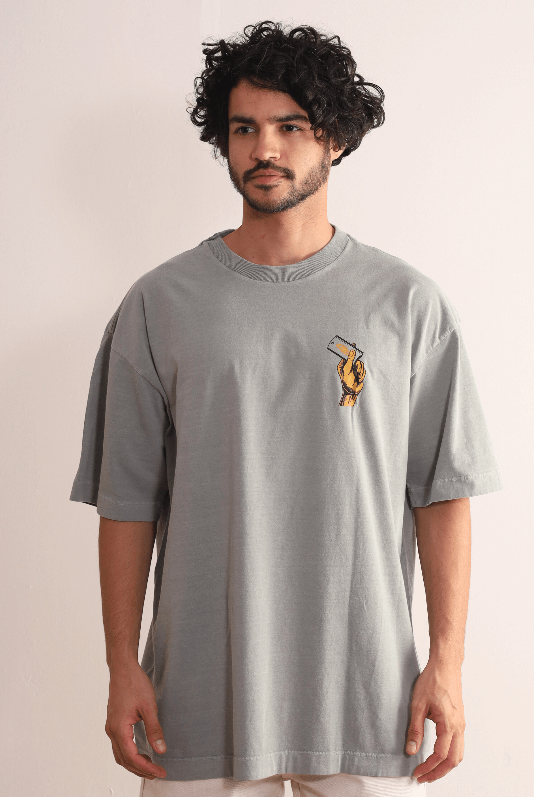 Alt Tag: Homem vestindo Camiseta Oversized Stone Surf Session - cinza da marca Greenish, com arte retrô em algodão.