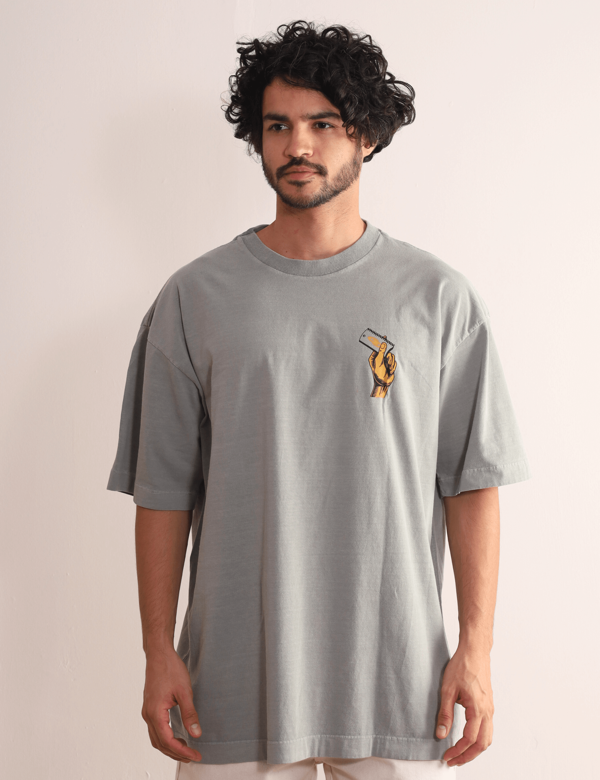 Alt Tag: Homem vestindo Camiseta Oversized Stone Surf Session - cinza da marca Greenish, com arte retrô em algodão.