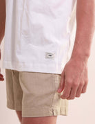 Camiseta Oversized Strong - Off White da marca Greenish com caimento estruturado e gola ribana larga, ideal para conforto diário.