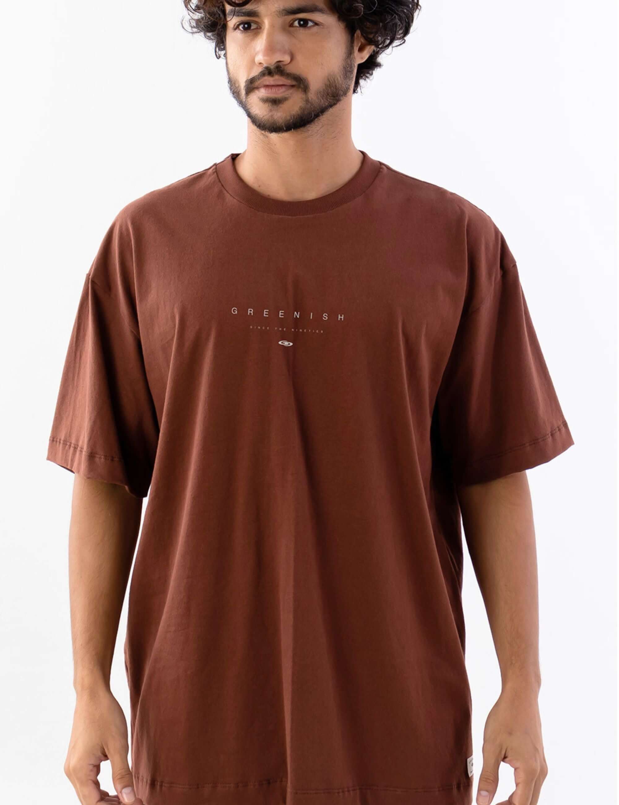Camiseta Stone Oversized Grnsh - Marrom da marca Greenish em um modelo masculino, destacando conforto e estilo casual.