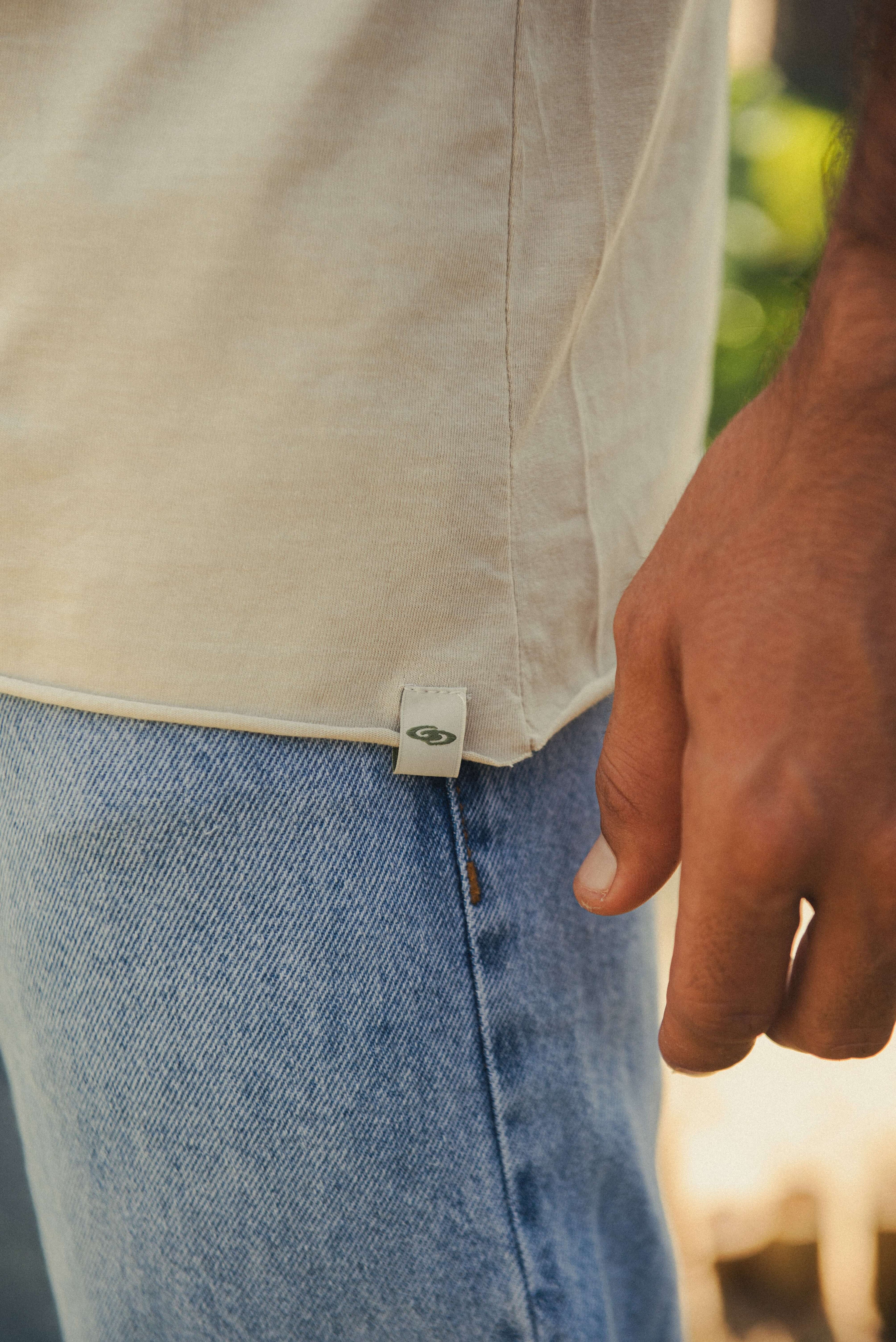 CAMISETA STONE RAWEDGE - AREIA da Greenish com design despojado em meia malha de algodão, acabamento raw edge sem rebatimento.