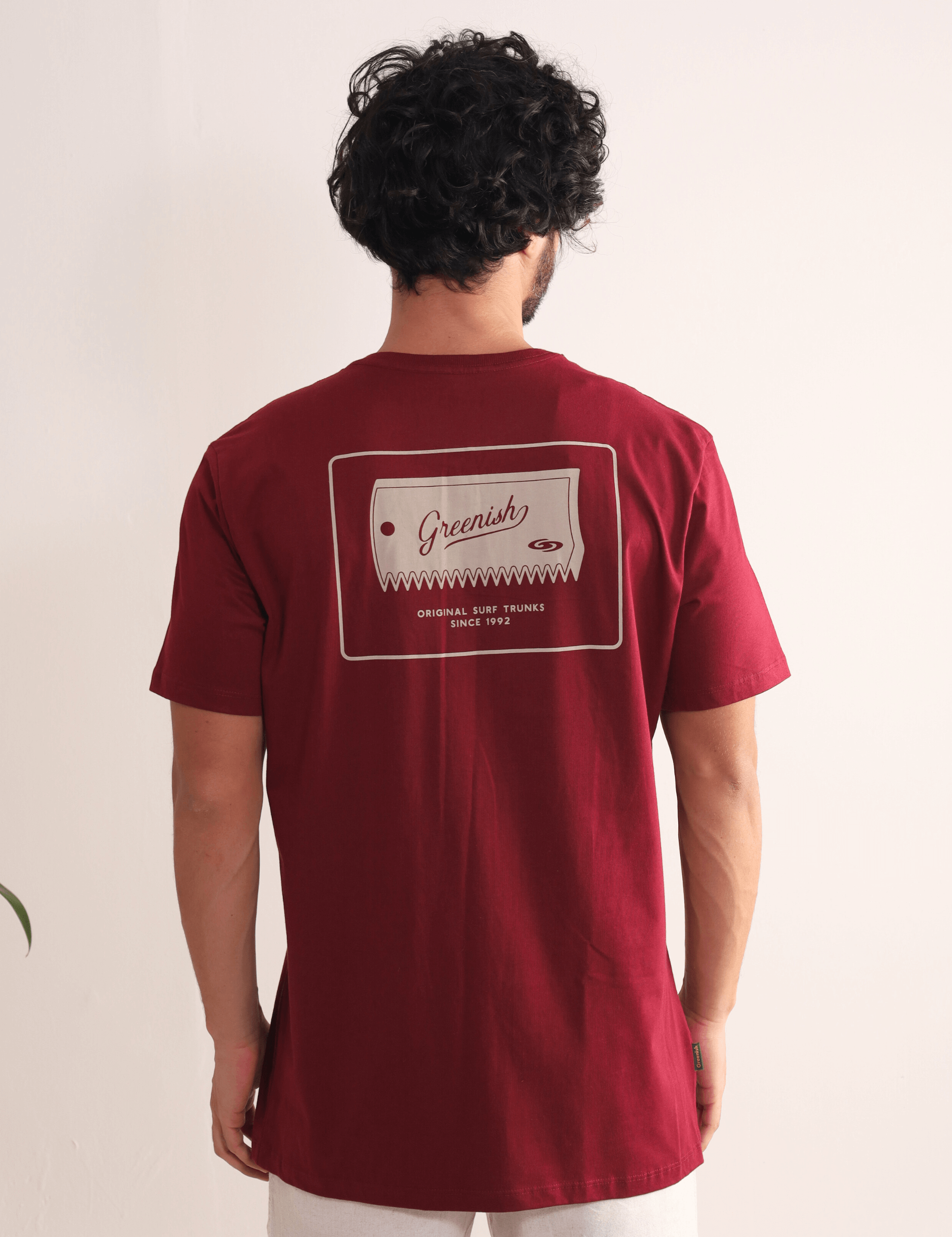 Camiseta Surfboard Wax Scraper bordo da Greenish, com estampa inspirada no surf, caimento confortável e toque macio nas costas.
