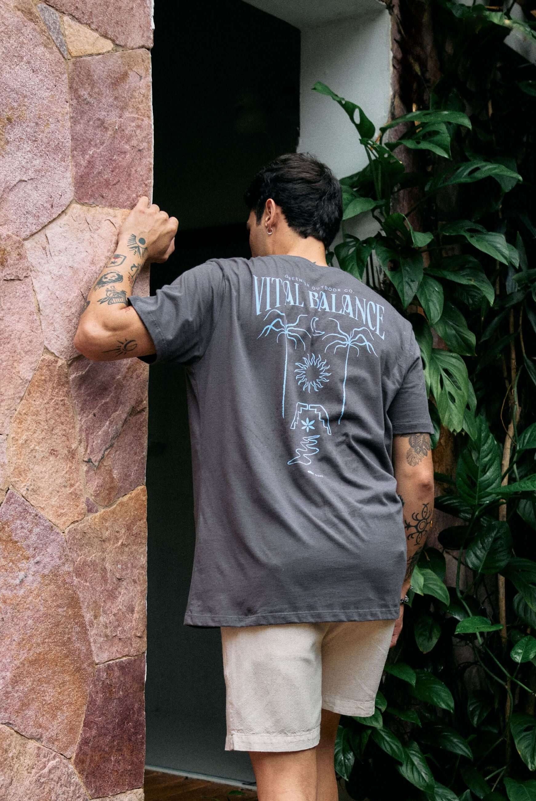 Camiseta Greenish The Seed, The Sun and Moon grafite em 100% algodão, destacando equilíbrio natural e design poético.