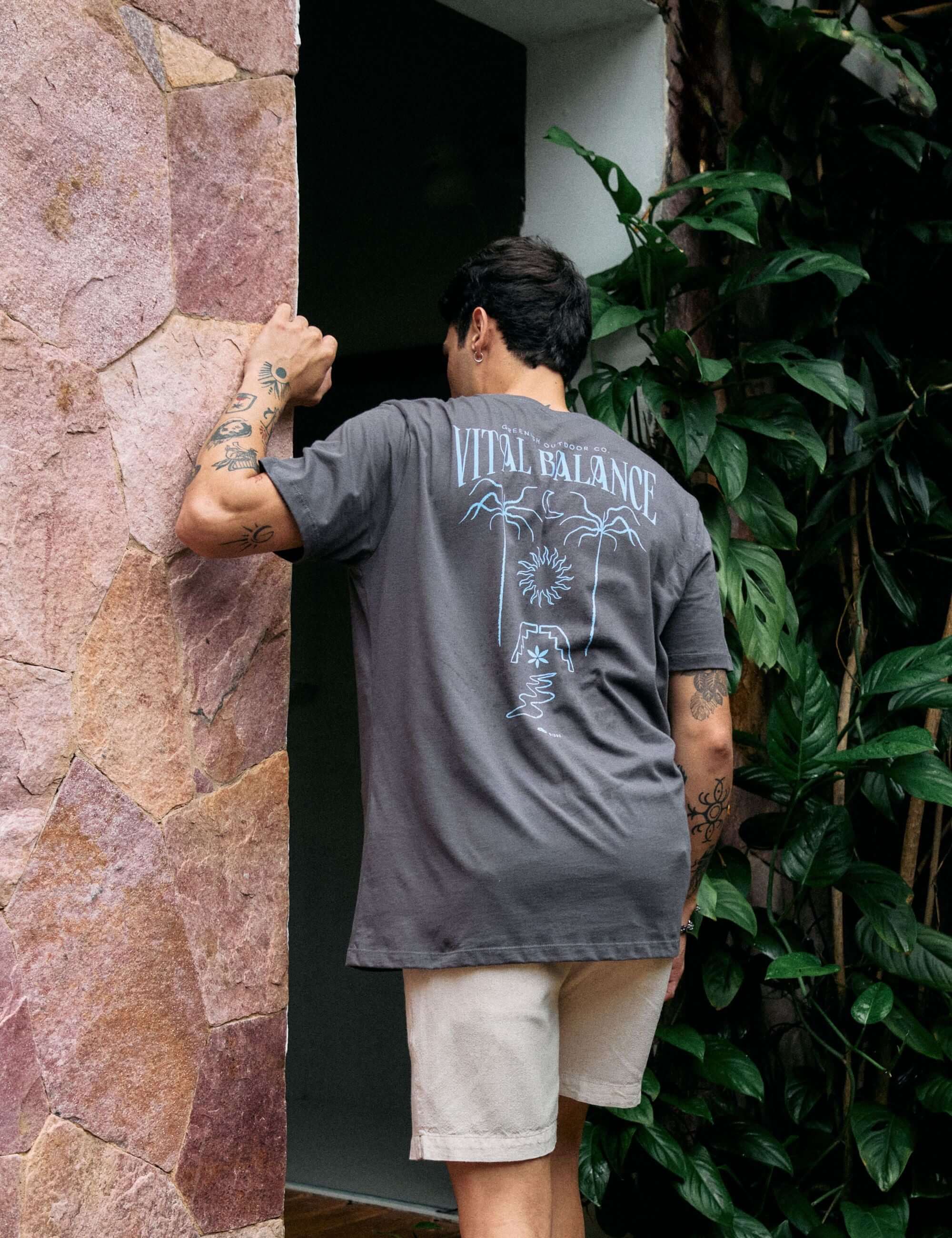 Camiseta Greenish The Seed, The Sun and Moon grafite em 100% algodão, destacando equilíbrio natural e design poético.