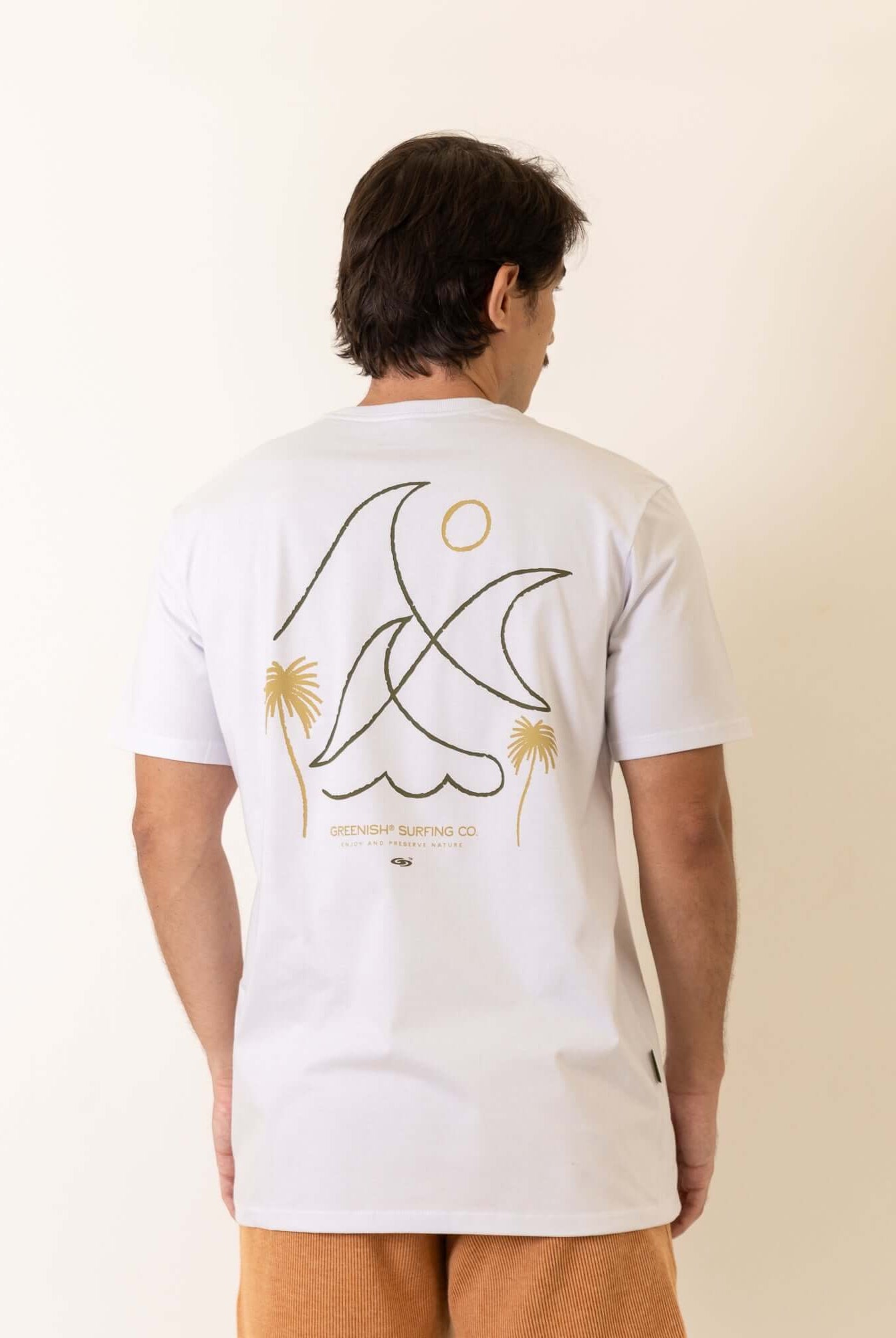 Camiseta Wave Lines - Branco da marca Greenish com design de ondas e palmeiras, vista traseira.