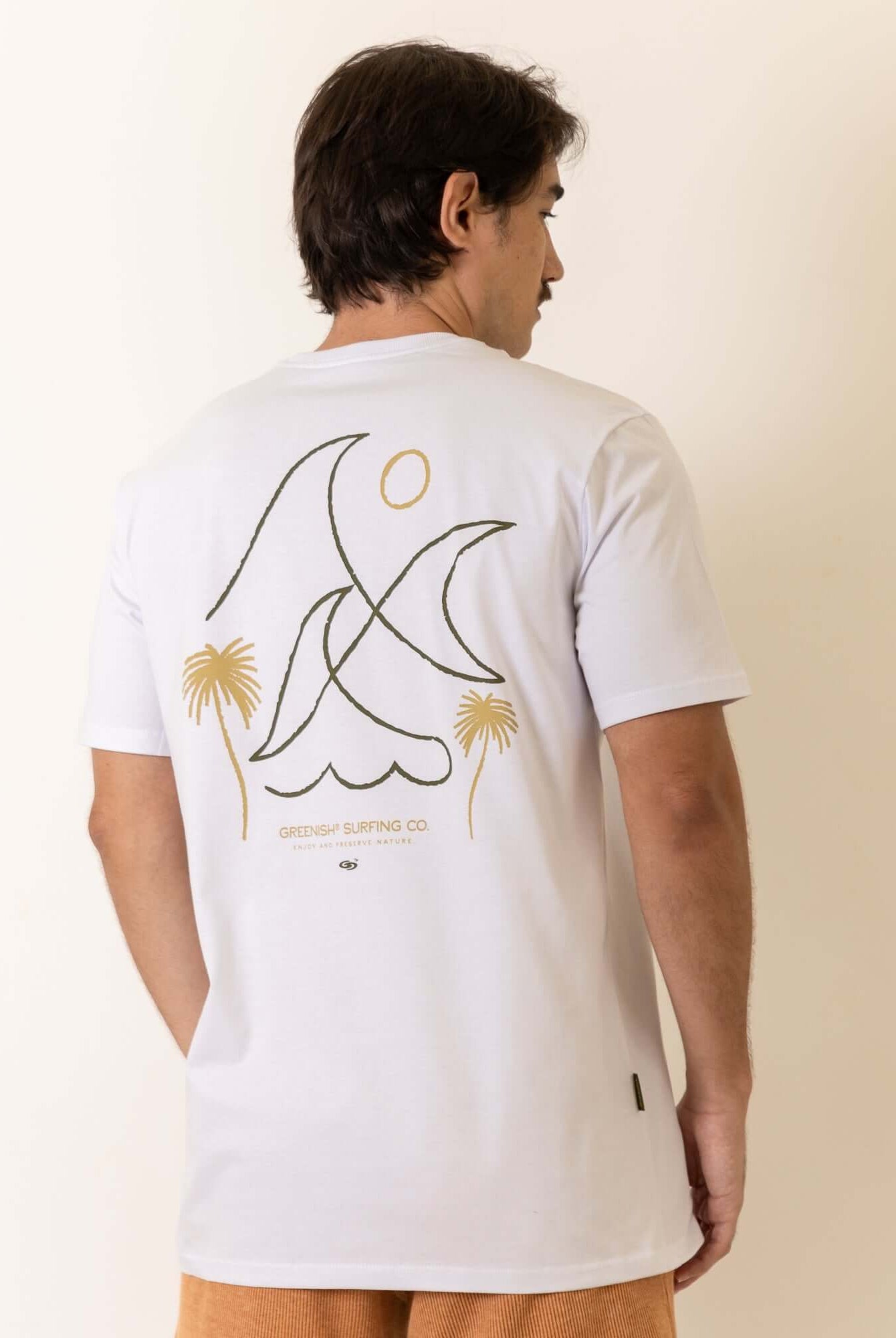 Camiseta Wave Lines - Branco da marca Greenish com design de ondas e palmeiras, vista traseira.