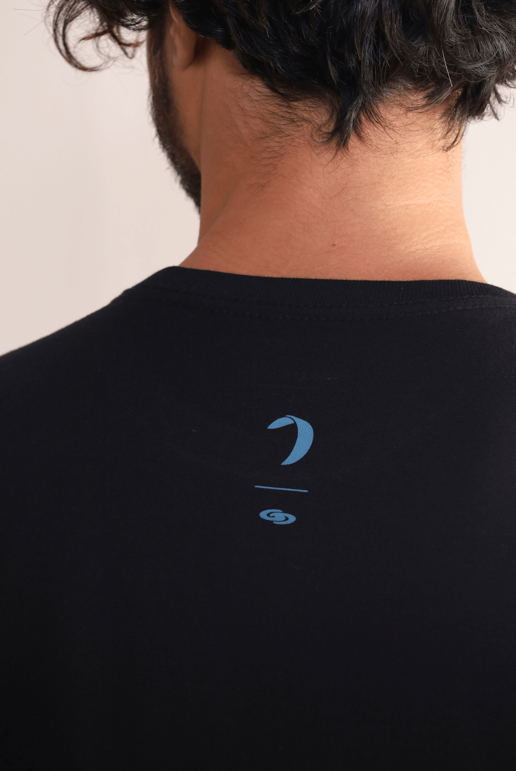 Camiseta preta Wind Is All I Need com estampa da Greenish, leve e confortável, ideal para movimentos livres e estilo casual.