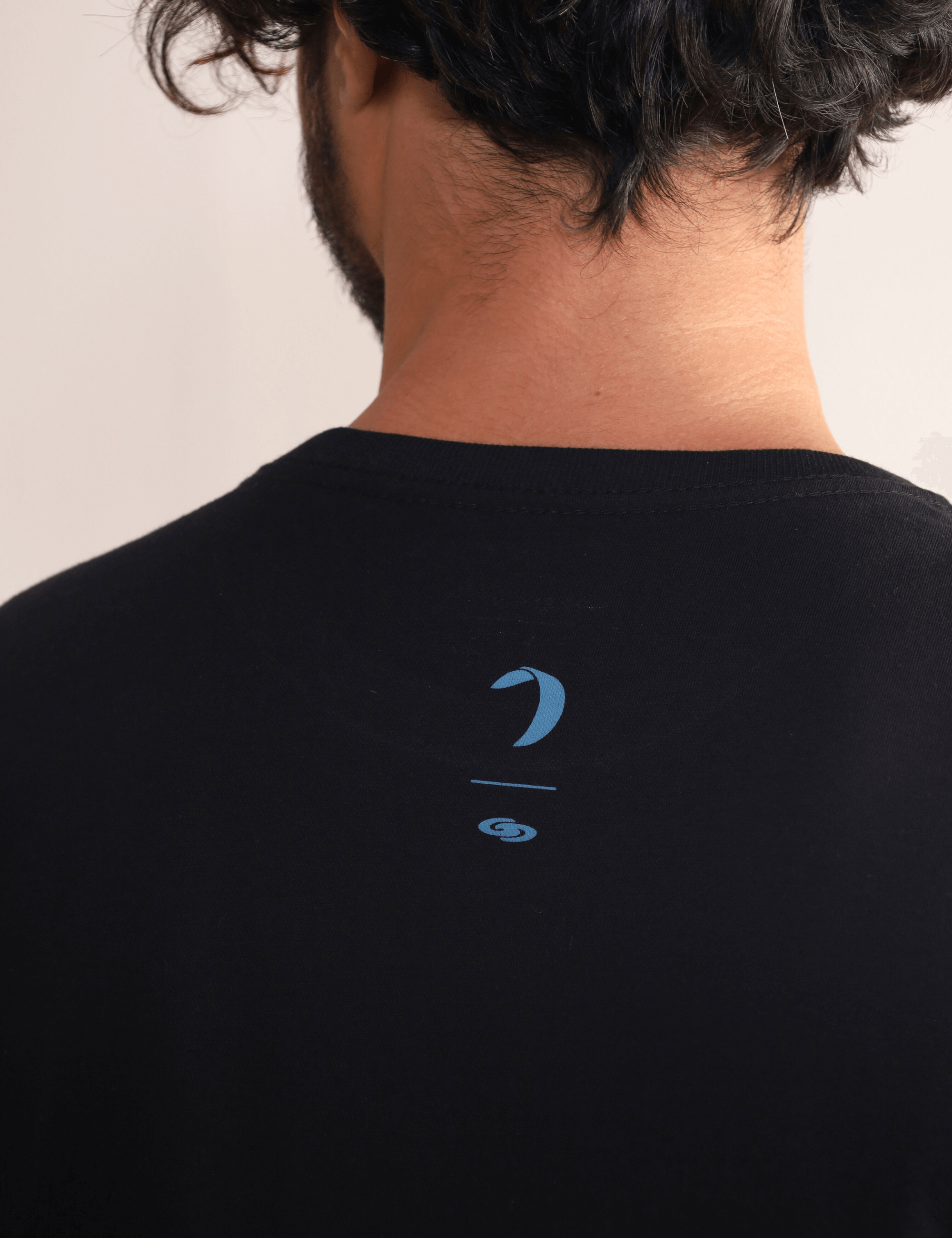 Camiseta preta Wind Is All I Need com estampa da Greenish, leve e confortável, ideal para movimentos livres e estilo casual.