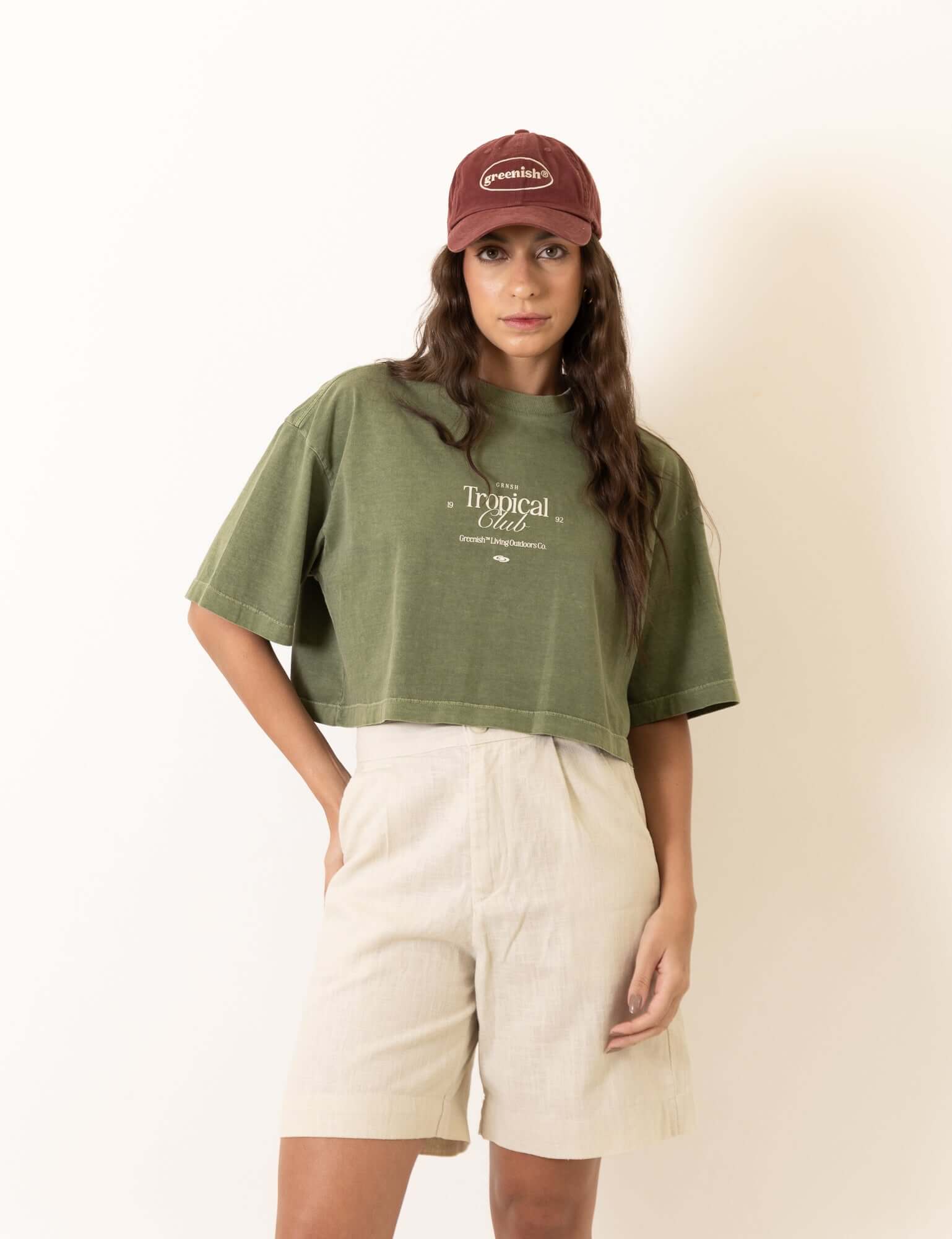 Greenish Cropped Oversized Stone Tropical Club - Verde, camiseta estilosa com estampa "Tropical Club" e toque vintage macio.