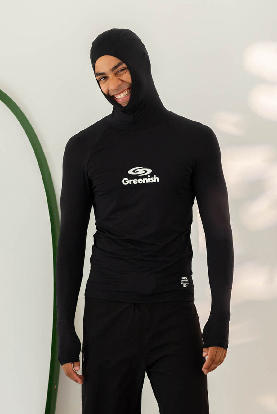 Imagem de modelo usando colete com capuz básico preto da marca Greenish, ideal para esportes aquáticos.