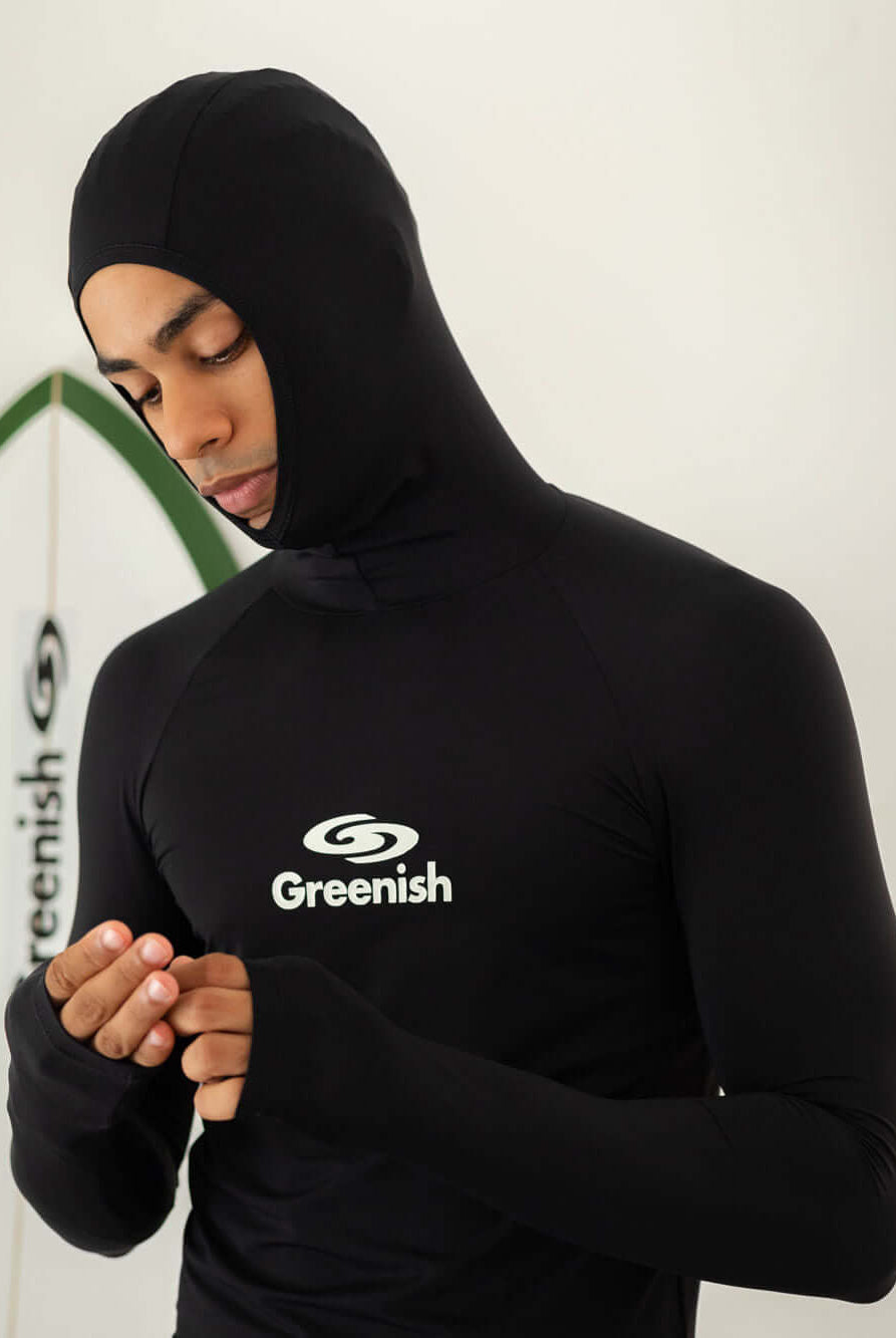 Colete com capuz UV Black da Greenish, ideal para esportes aquáticos, feito em lycra que repele raios solares.