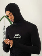 Colete com capuz UV Black da Greenish, ideal para esportes aquáticos, feito em lycra que repele raios solares.
