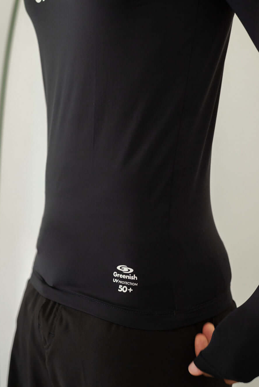 Colete com capuz preto Greenish, feita em lycra, proteção UV, ideal para esportes aquáticos.