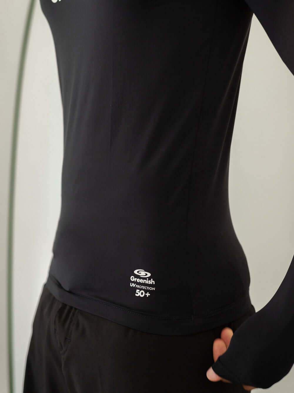 Colete com capuz preto Greenish, feita em lycra, proteção UV, ideal para esportes aquáticos.
