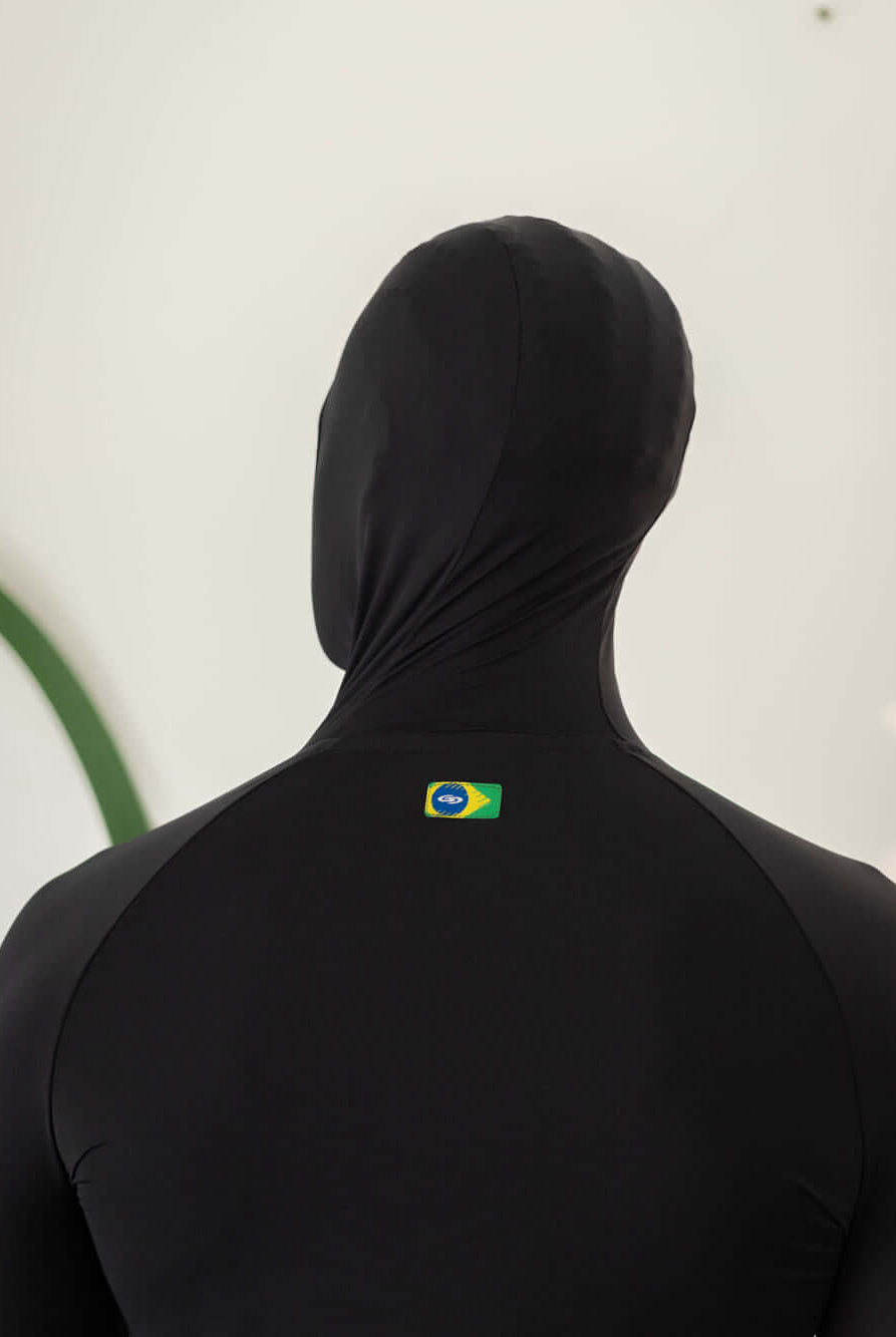 Colete com capuz Black da Greenish, ideal para proteção UV e esportes aquáticos, com logo do Brasil.