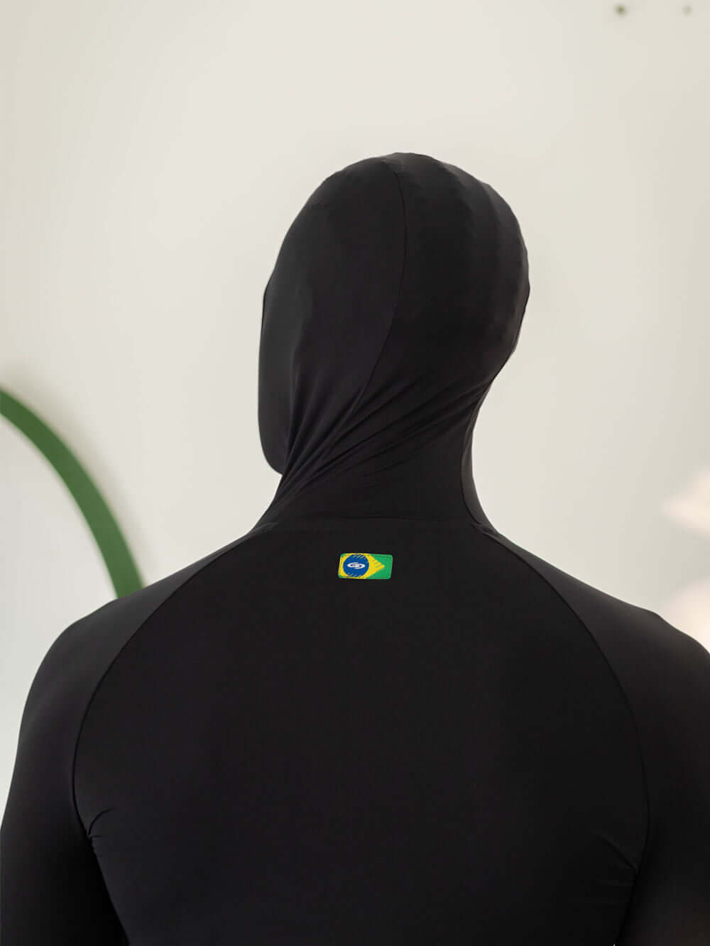 Colete com capuz Black da Greenish, ideal para proteção UV e esportes aquáticos, com logo do Brasil.