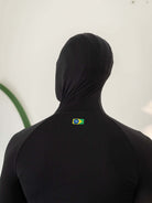 Colete com capuz Black da Greenish, ideal para proteção UV e esportes aquáticos, com logo do Brasil.