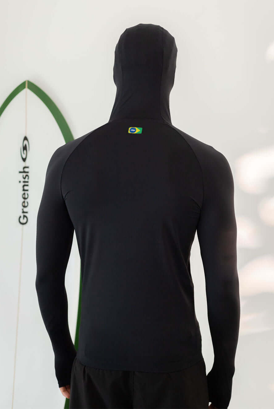 Colete com capuz preto da Greenish, feito de lycra UV, ideal para esportes aquáticos e proteção solar.