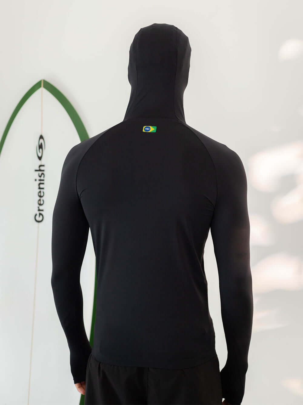 Colete com capuz preto da Greenish, feito de lycra UV, ideal para esportes aquáticos e proteção solar.