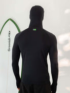Colete com capuz preto da Greenish, feito de lycra UV, ideal para esportes aquáticos e proteção solar.