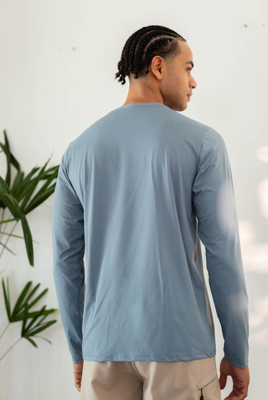 Camisa UV Manga Longa Basic Turquesa Greenish vista traseira, ideal para proteção solar durante atividades ao ar livre.