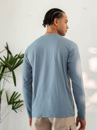 Camisa UV Manga Longa Basic Turquesa Greenish vista traseira, ideal para proteção solar durante atividades ao ar livre.