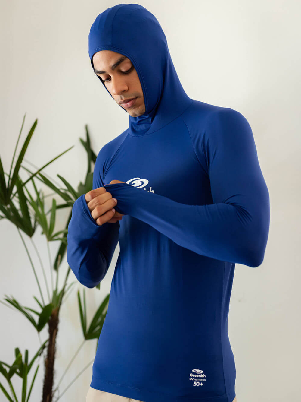 Homem vestindo colete com capuz azul royal da Greenish, ideal para esportes aquáticos, com proteção UV.