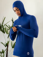 Homem vestindo colete com capuz azul royal da Greenish, ideal para esportes aquáticos, com proteção UV.