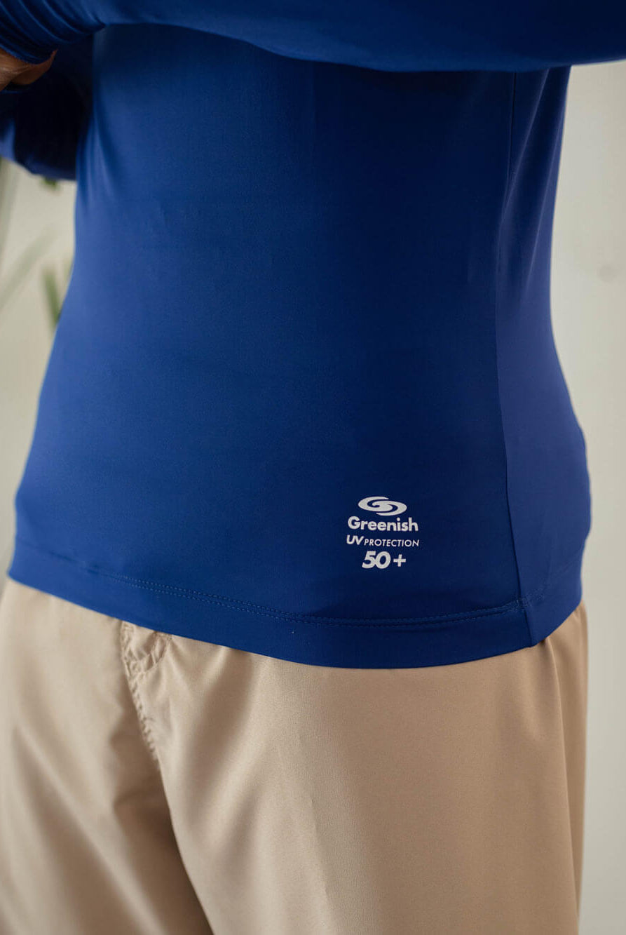Colete com capuz azul royal da Greenish, ideal para esportes aquáticos, proteção UV 50+, conforto e durabilidade.