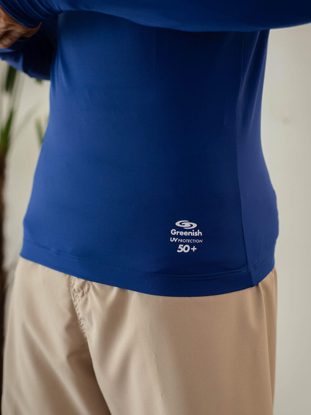 Colete com capuz azul royal da Greenish, ideal para esportes aquáticos, proteção UV 50+, conforto e durabilidade.