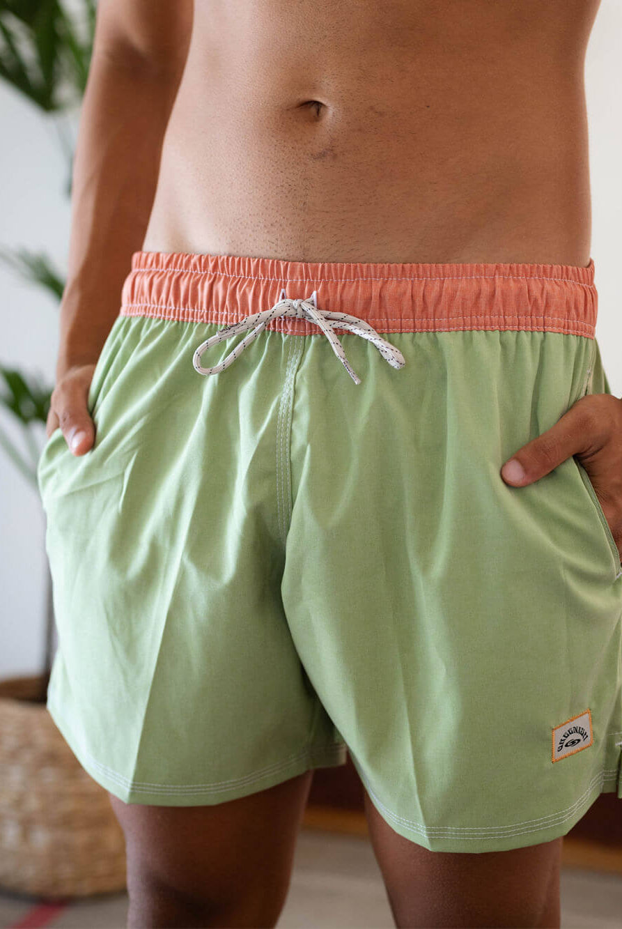 Short de vôlei verde com detalhes em coral, ideal para esportes e momentos à beira-mar - Greenish
